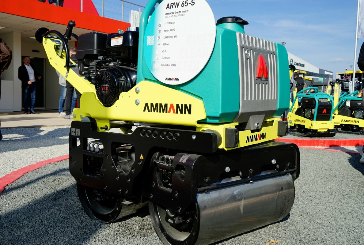 A systematic cornering artist: The ARW 65-S masters tight radii thanks to its 15° steering, making it a compact alternative to the ride-on roller.