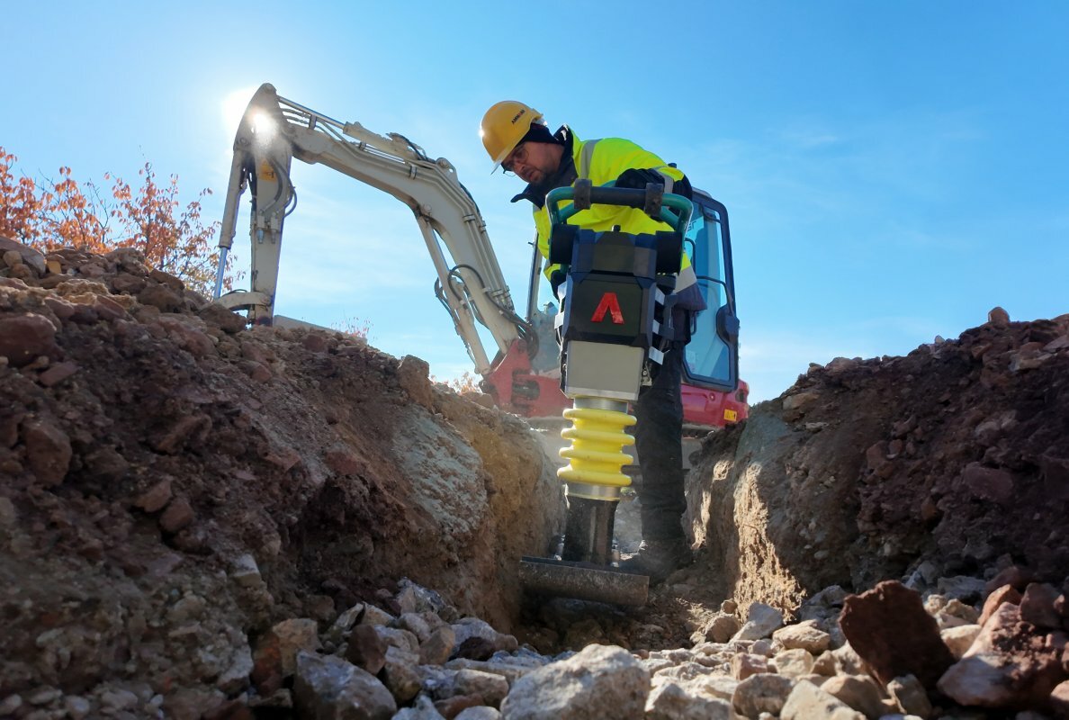 This mobile, powerful premium‑class ATR 59 rammer shows its full potential in confined areas such as trenches.