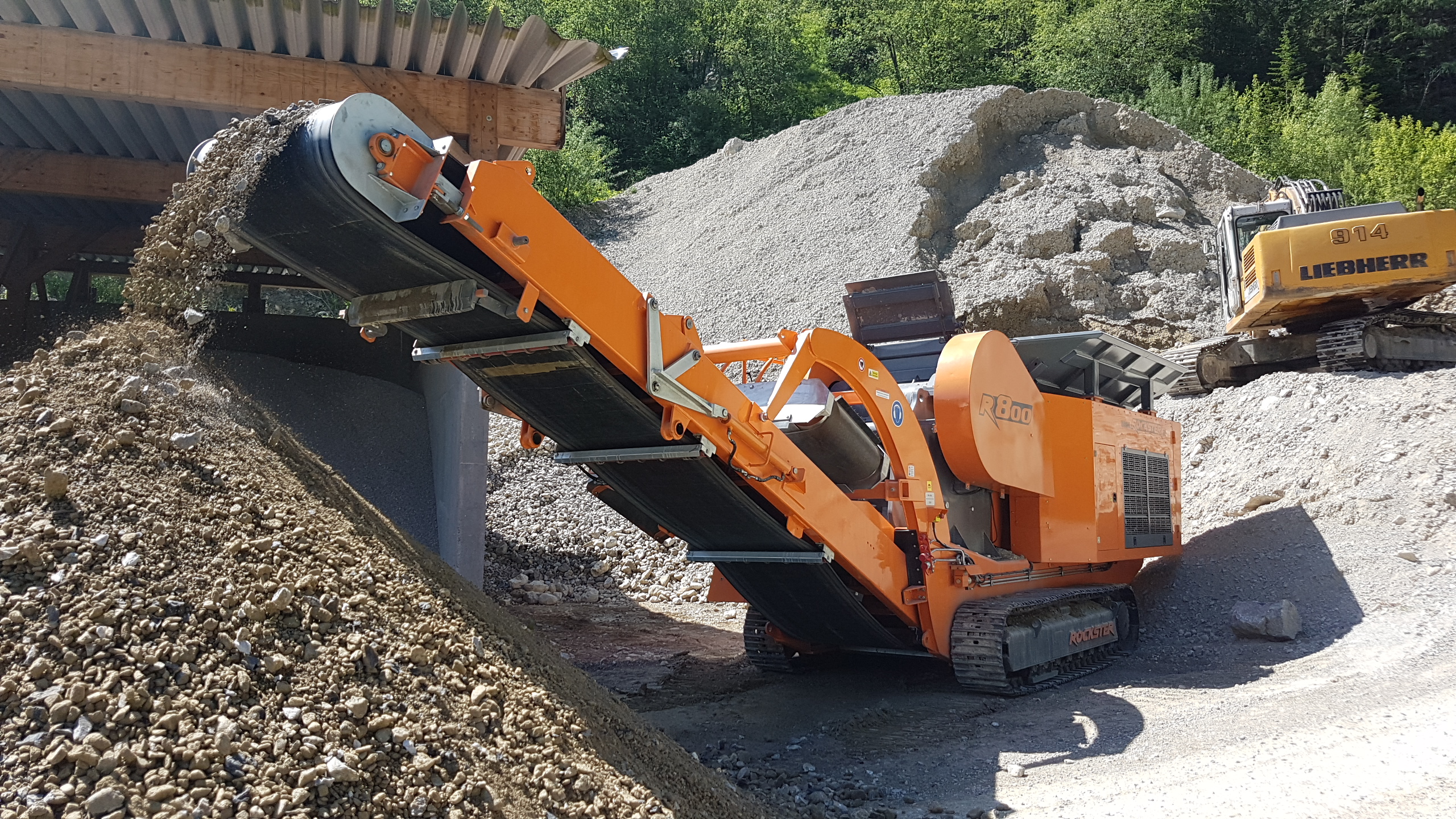 Processing of gravel with the Rockster R800 jaw crusher to 0/70 mm final product.