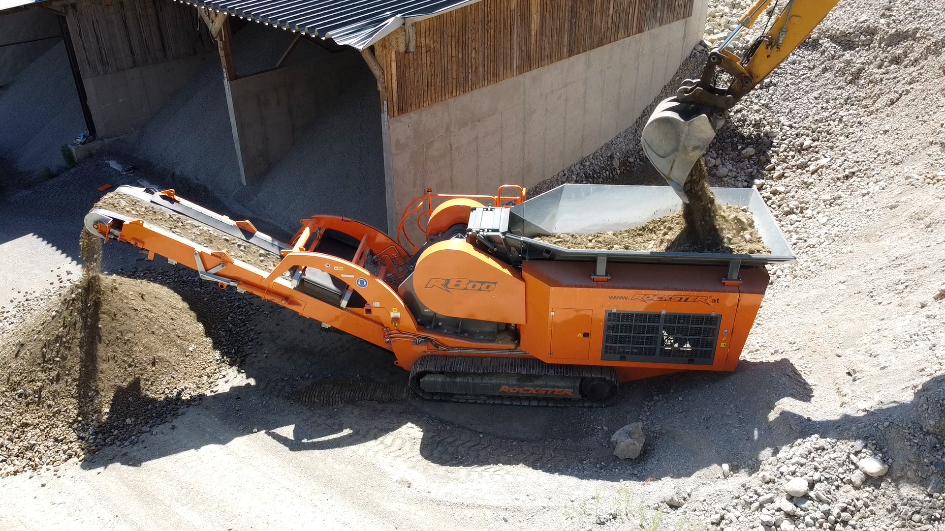 R800 crushing gravel that has already been mixed with fines creating the exact final product of 0/70 required by the customers  <br> Image source: Rockster Austria International GmbH