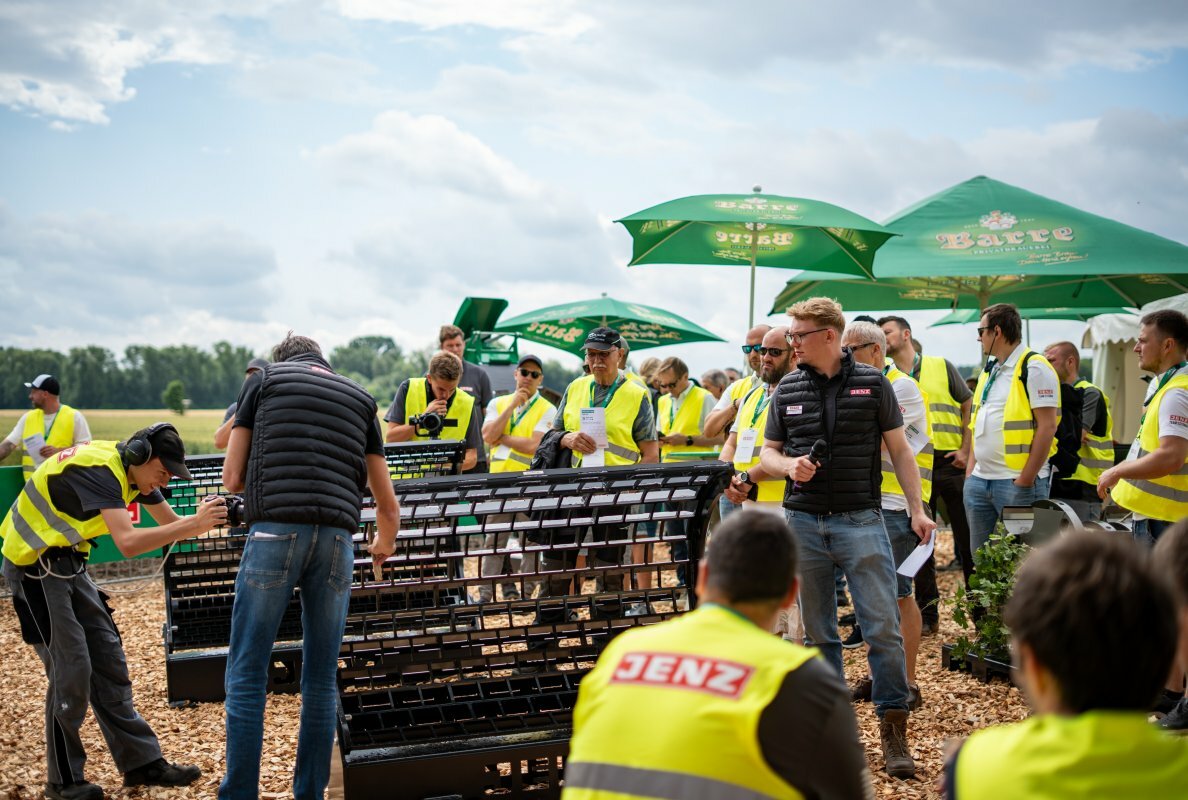 Martin Ebmeyer (Head of Engineering) explains the new L-screen with Lamellas