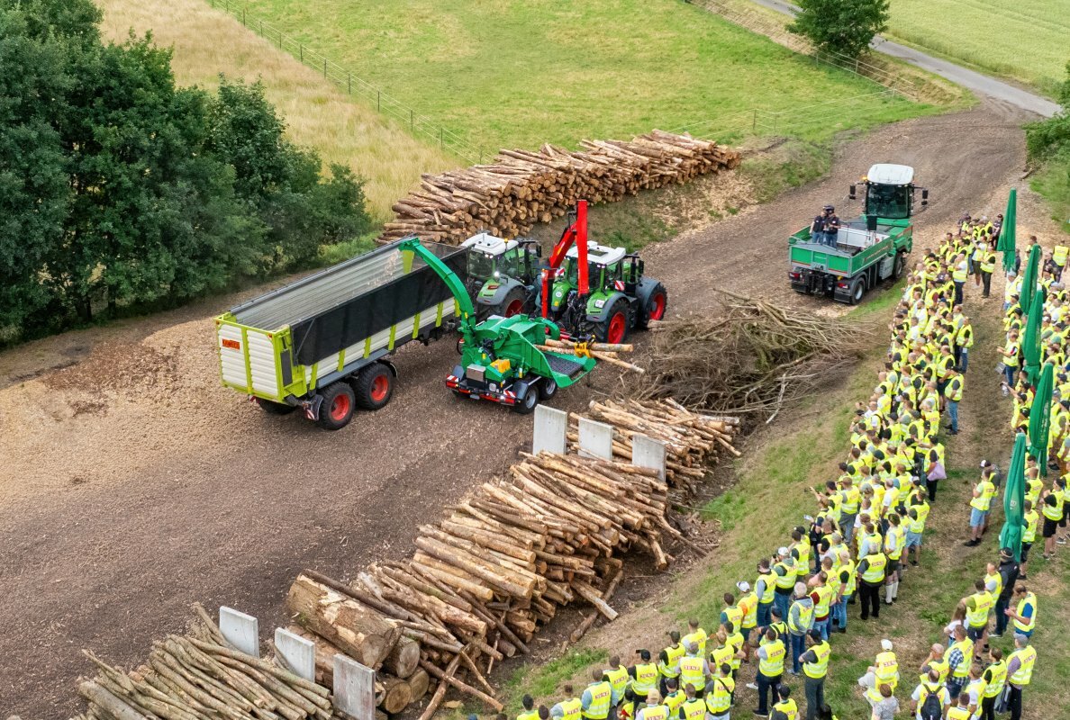 Demonstration of HEM 5600 Z with Fendt 942 GEN 7 at the Professional-Days 2025