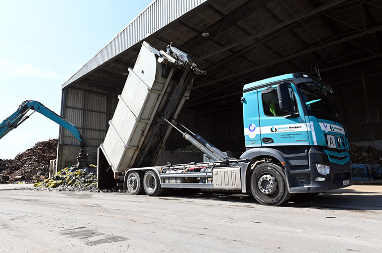  RS21 Hooklift in action on the Knepper site 