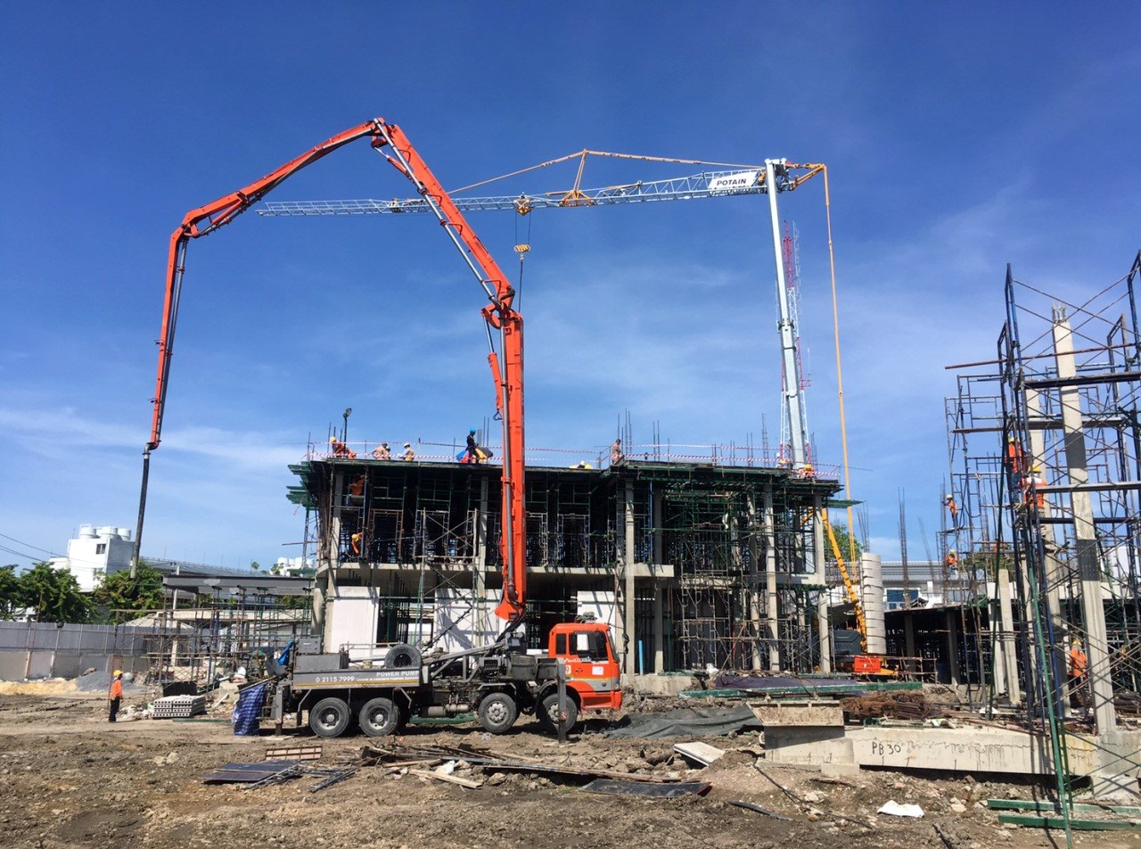 Building up Bangkok with Potain self-erecting cranes