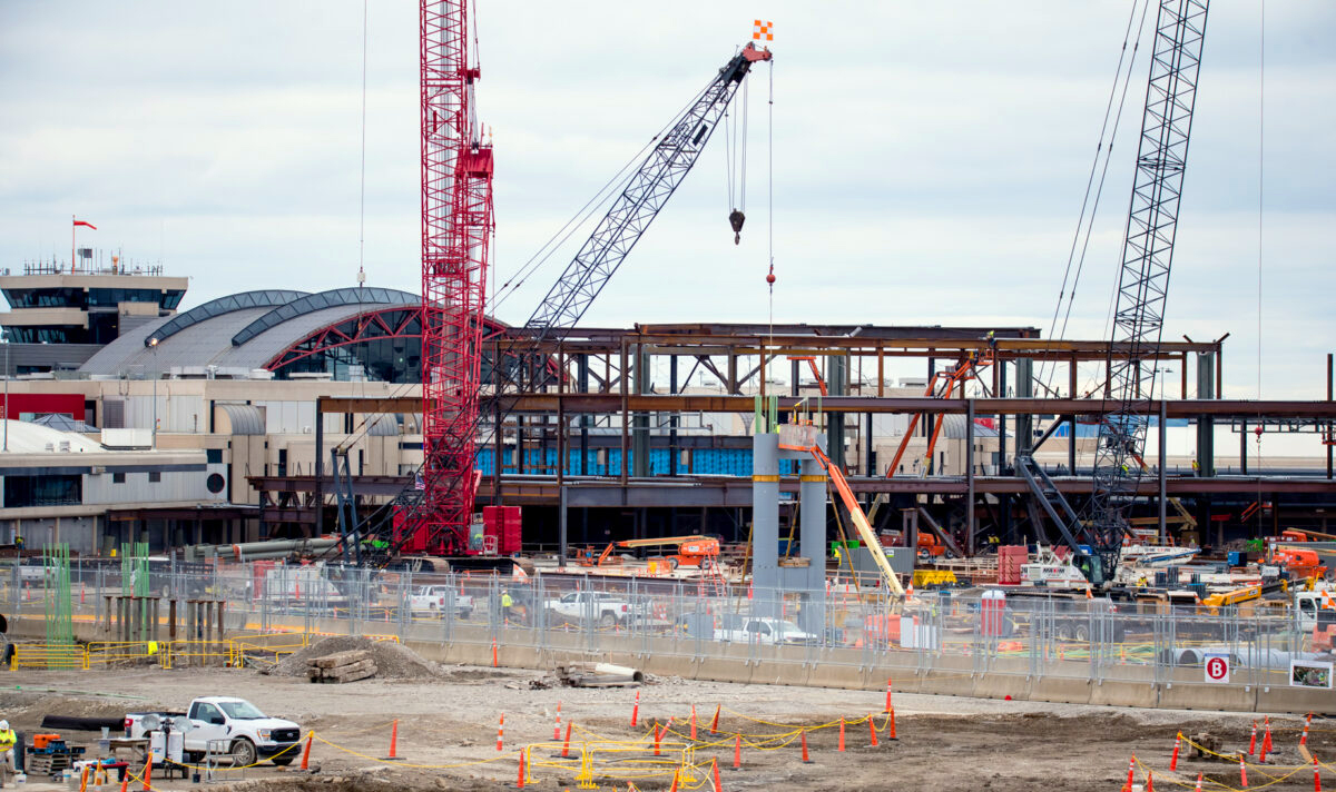 Manitowoc crawler cranes assist Pittsburgh airport transformation project