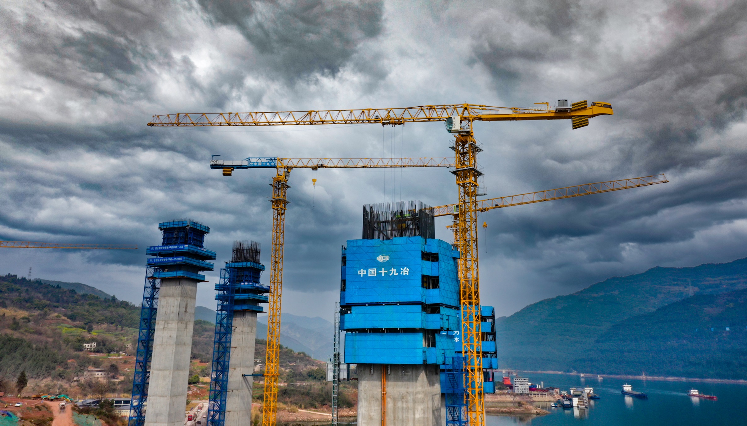 The Fuxing Yangtze River Bridge construction project