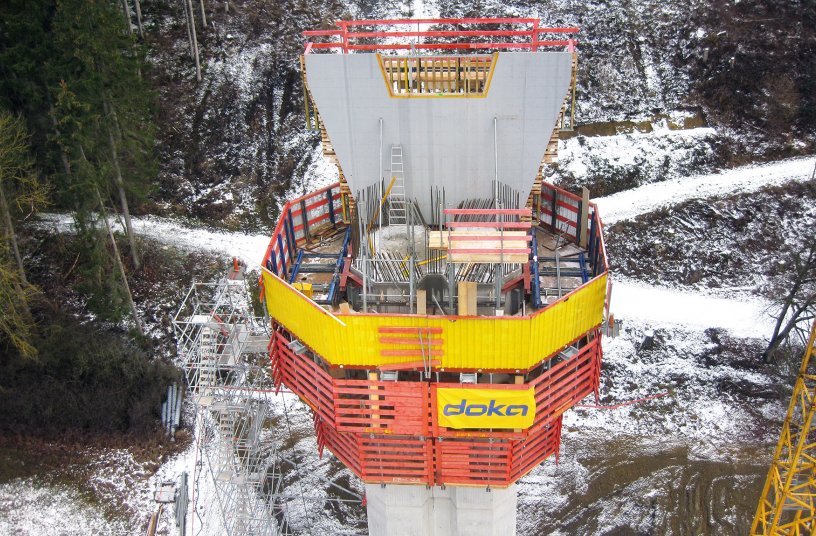For the safe assembly of the pier head formwork, the climbing pier head platforms of the Automatic climbing formwork SKE100 plus were used again. <br> Image source: Doka