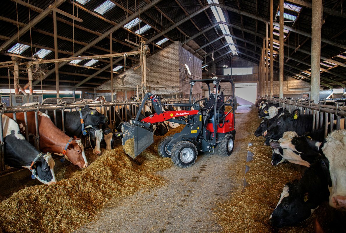 The new Schäffer 16e is a quiet and emission-free compact loader for working in barns and stalls.