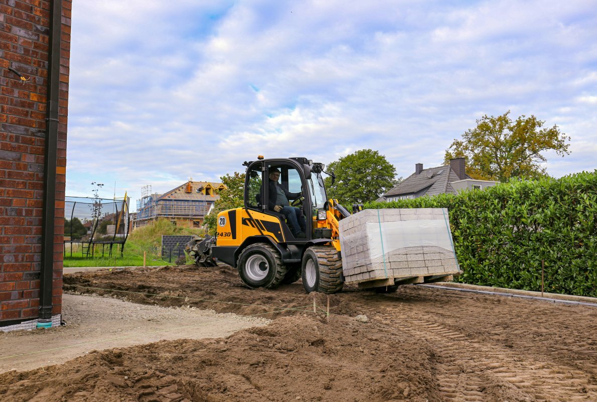 A highlight of the Schäffer Maschinenfabrik stand at bauma 2025: The compact wheel loader 2430-2 is ideal for cost-effective operation in the horticulture and landscaping sector.