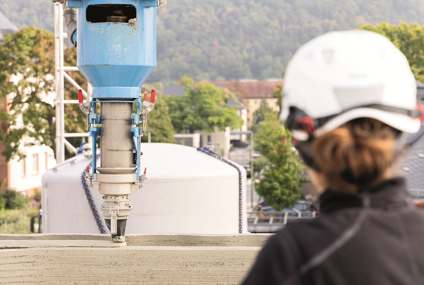 Arbeiterin überwacht Druckprozess