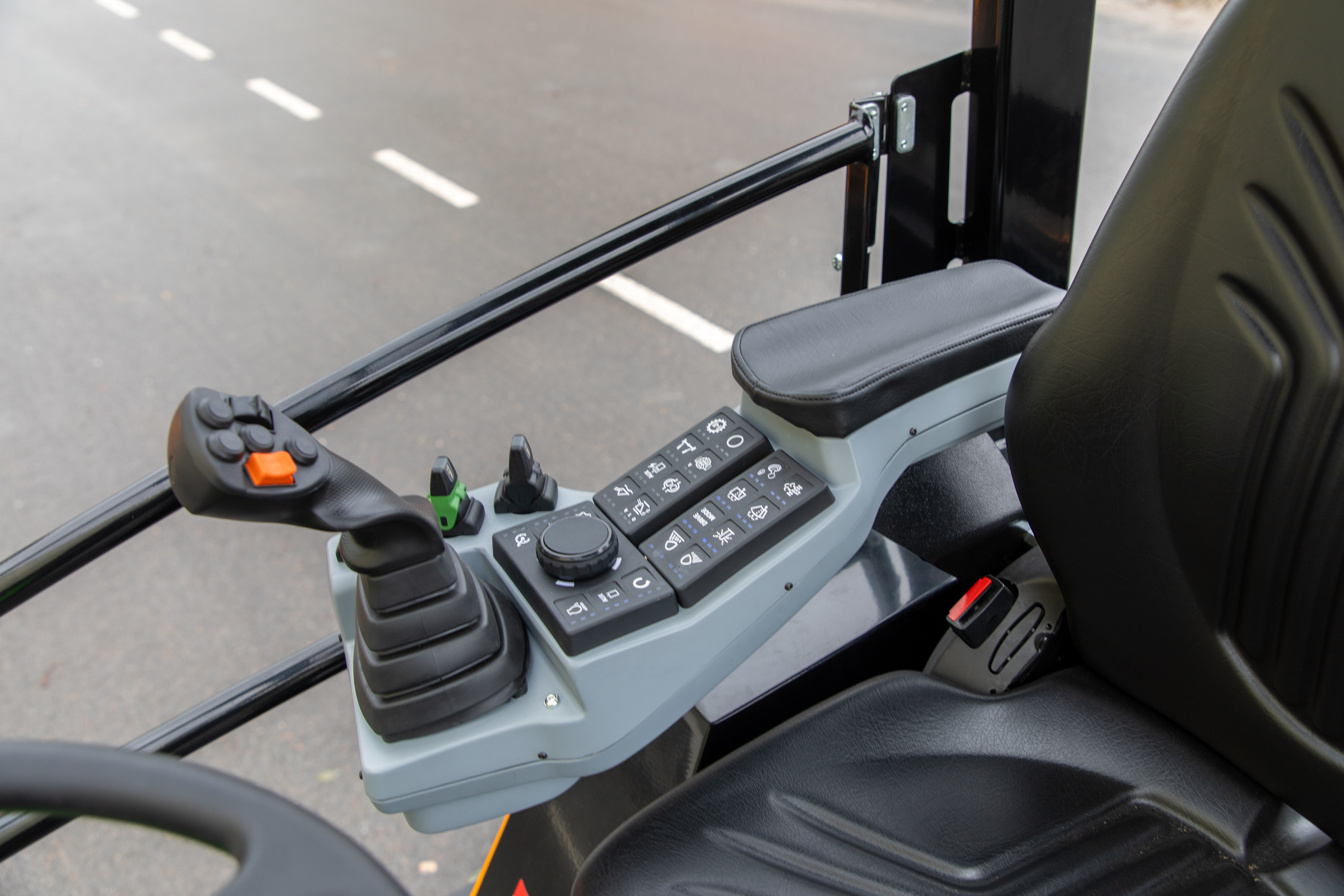 GIANT Armrest console