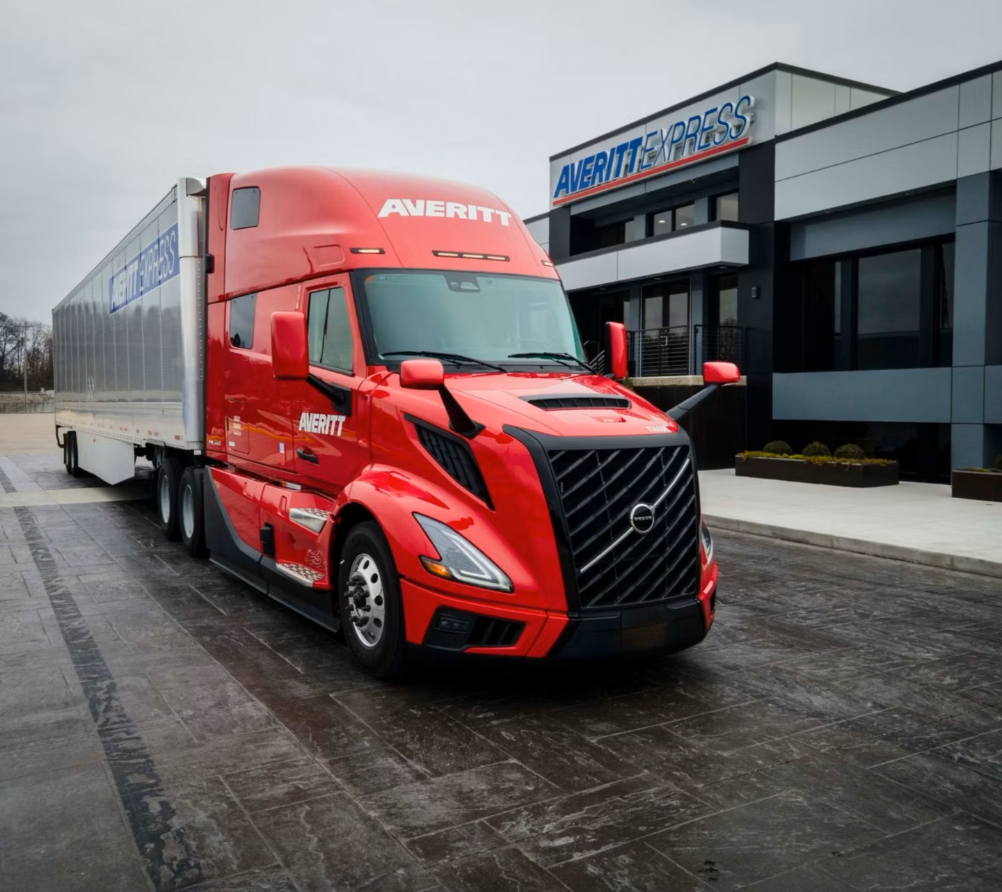 Volvo Trucks has taken order for more than 200 Volvo VNL trucks in North America.
