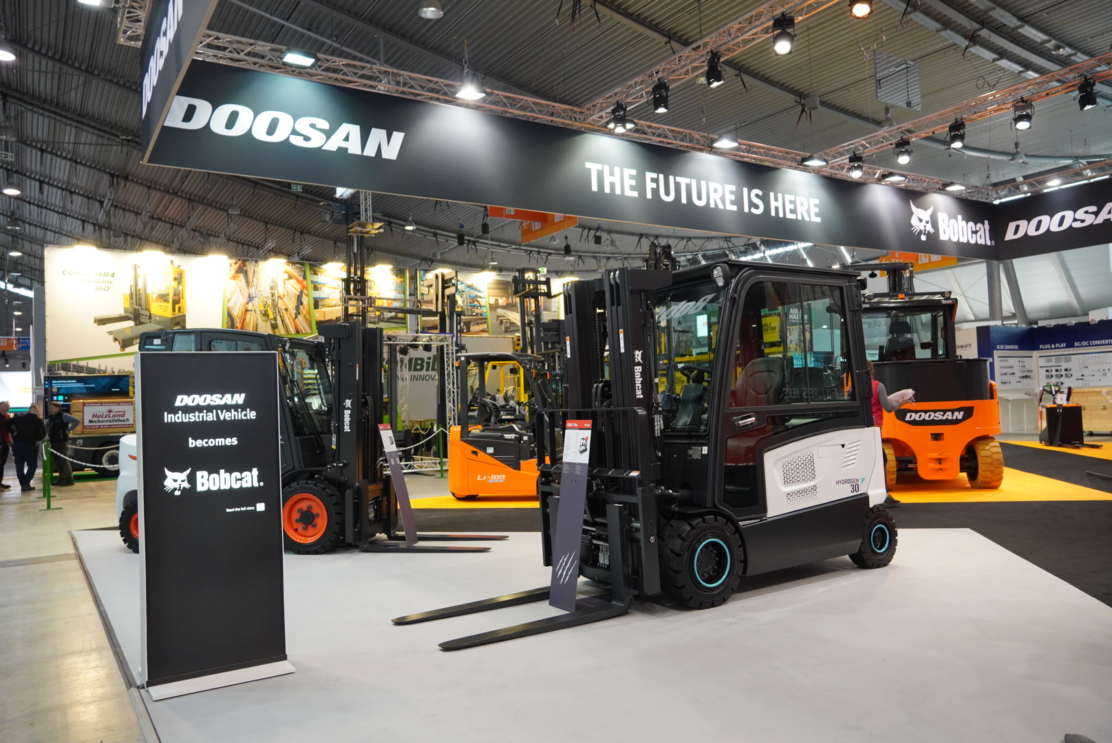 Bobcat B30X-7 Plus Hydrogen LogiMAT stand