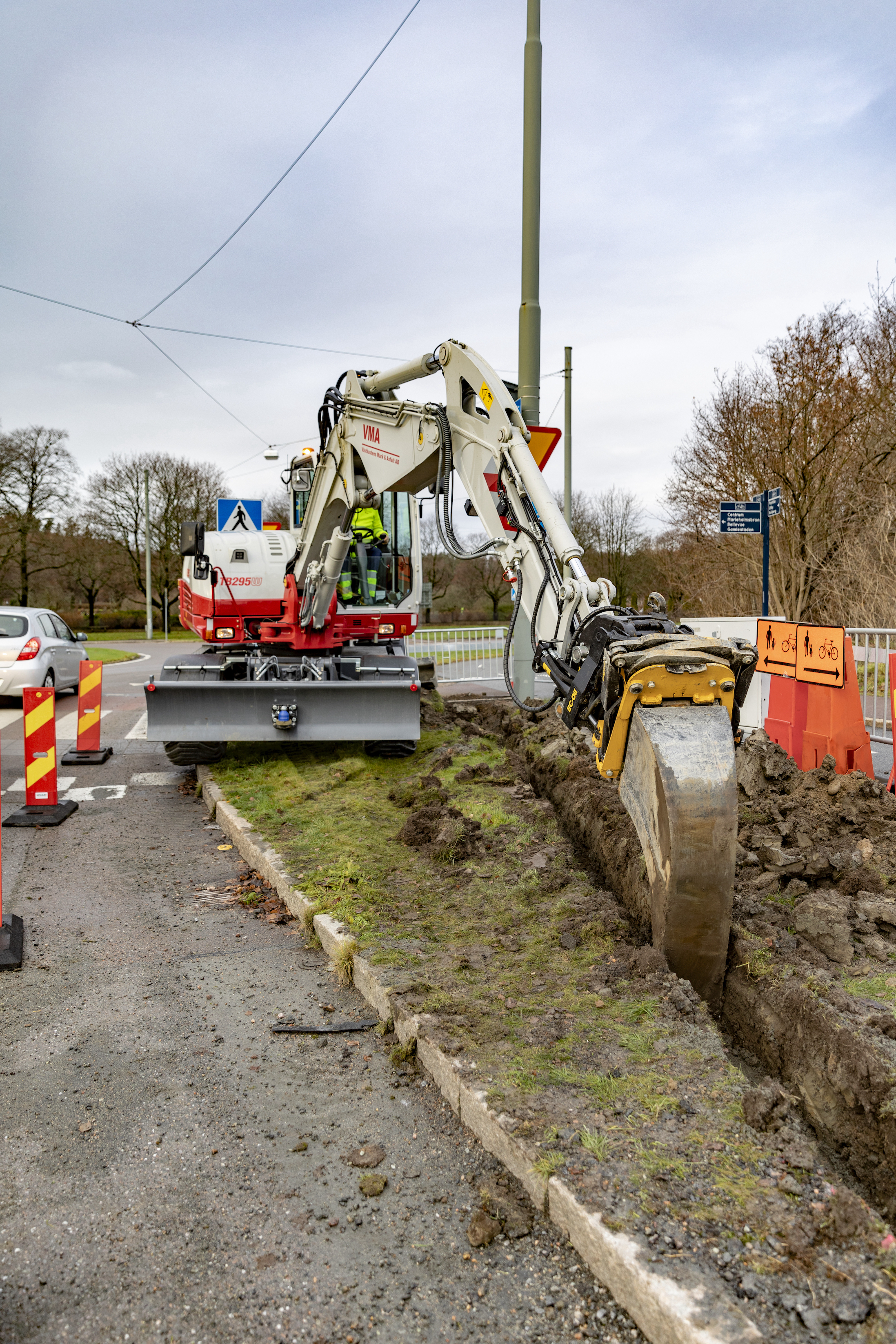 Engcon and Takeuchi expand their collaboration – Nagano factory preparing excavators for tiltrotators <br> Image source: Engcon