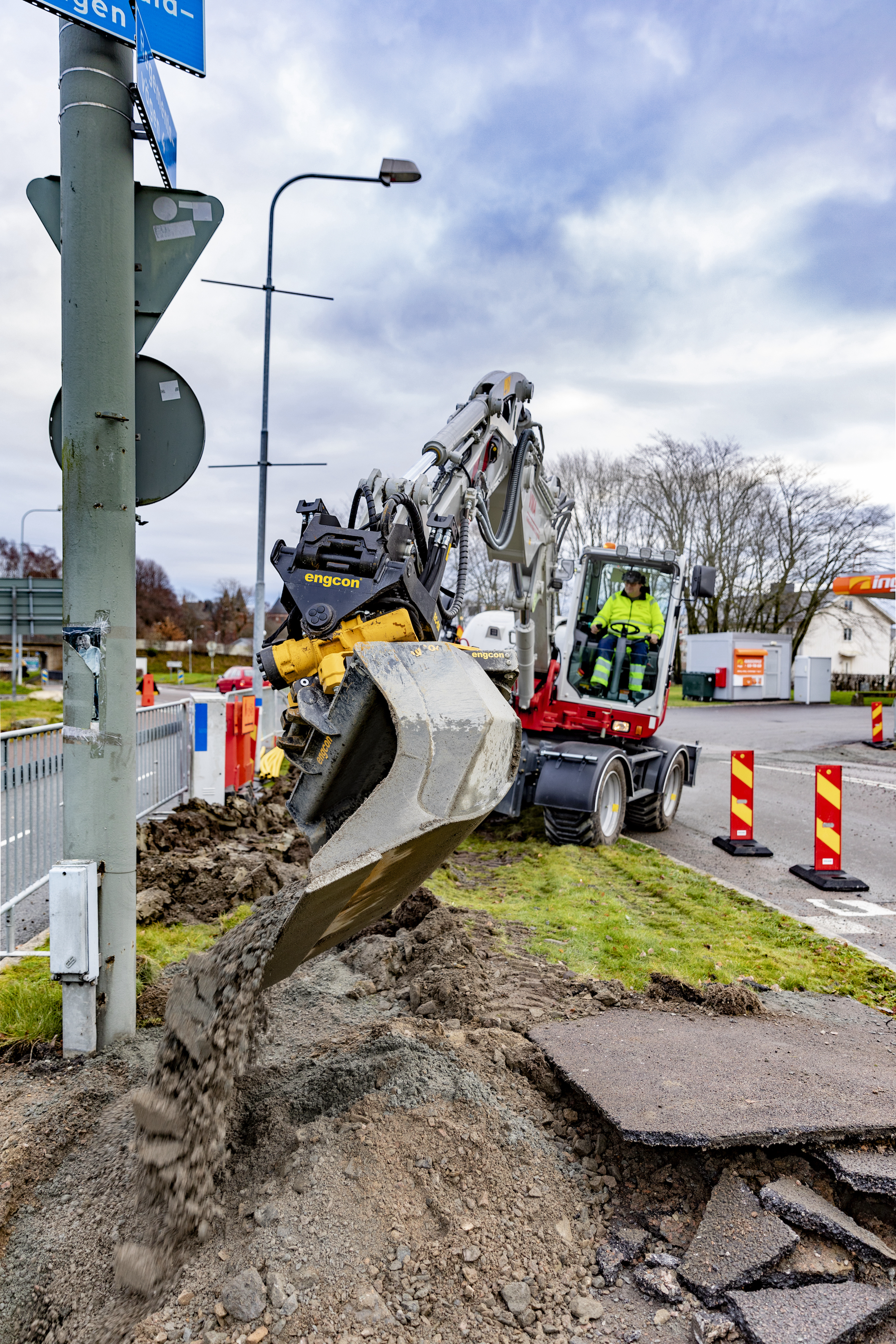 Engcon and Takeuchi expand their collaboration – Nagano factory preparing excavators for tiltrotators <br> Image source: Engcon