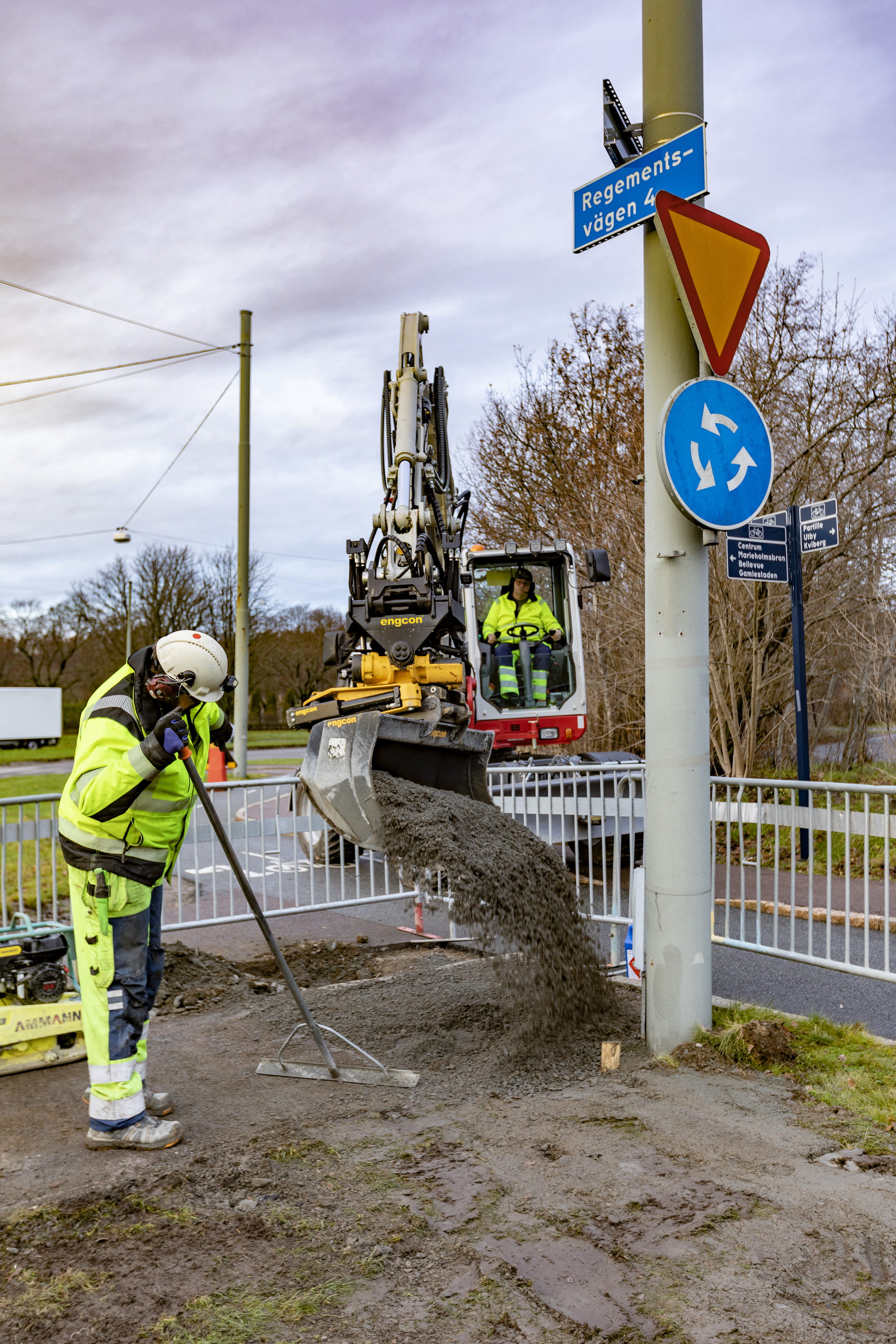 Engcon and Takeuchi expand their collaboration – Nagano factory preparing excavators for tiltrotators <br> Image source: Engcon