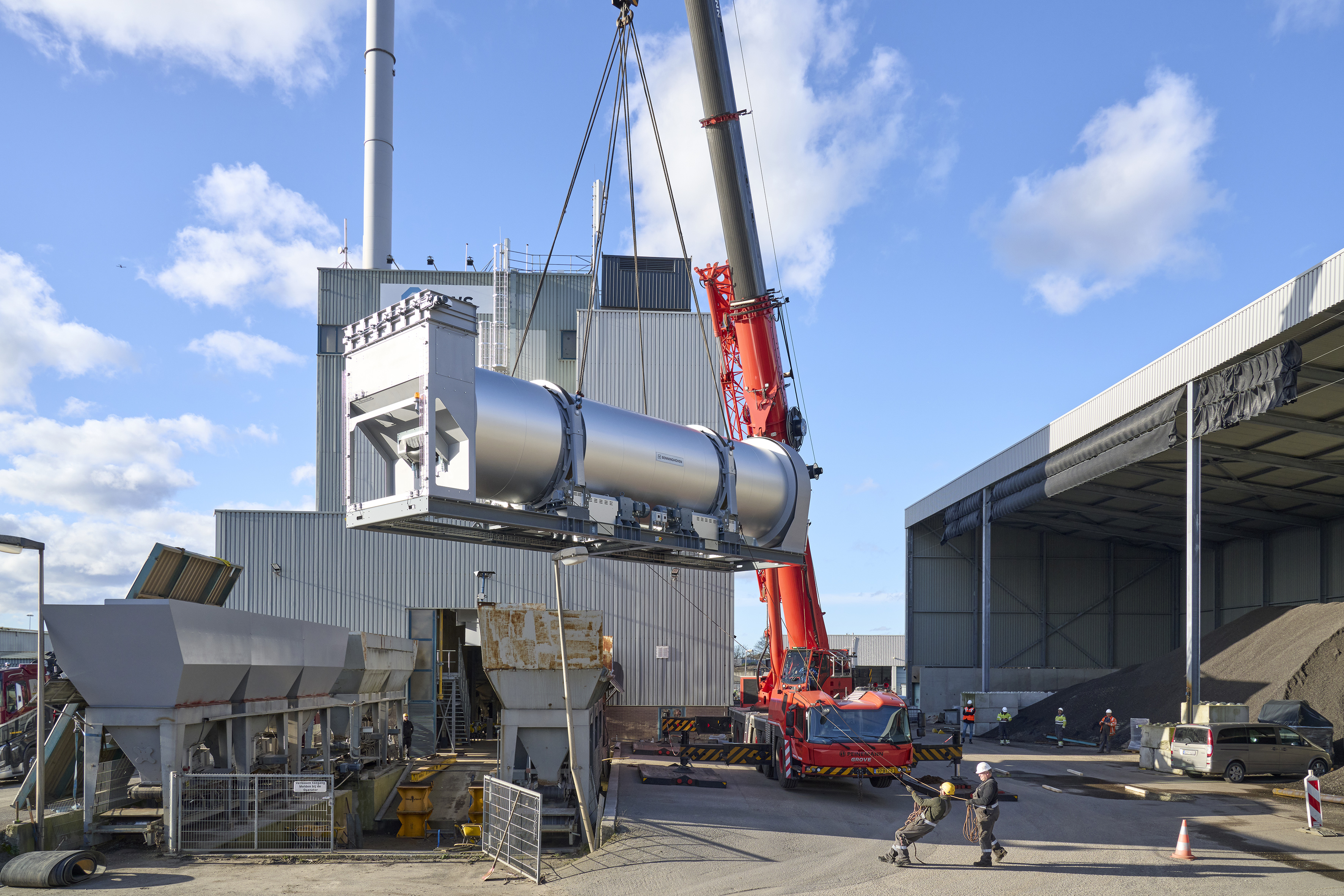Positioning of the Benninghoven dryer drum in preparation for installation.