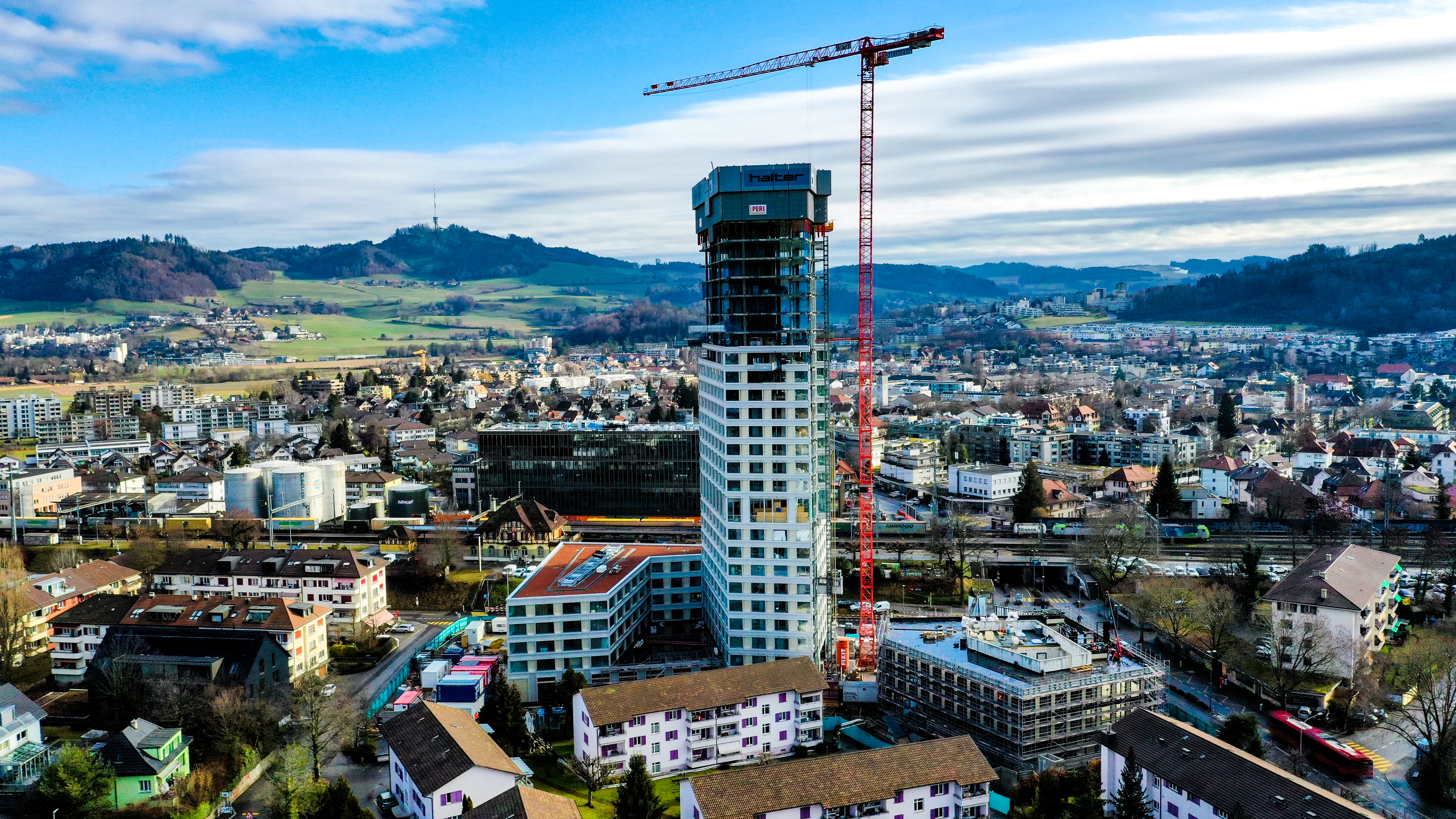 The 126.5- meter WOLFF 6031.8 Clear crane surpasses the soon-to-be 100-me- ter-high BäreTower by 26 meters.