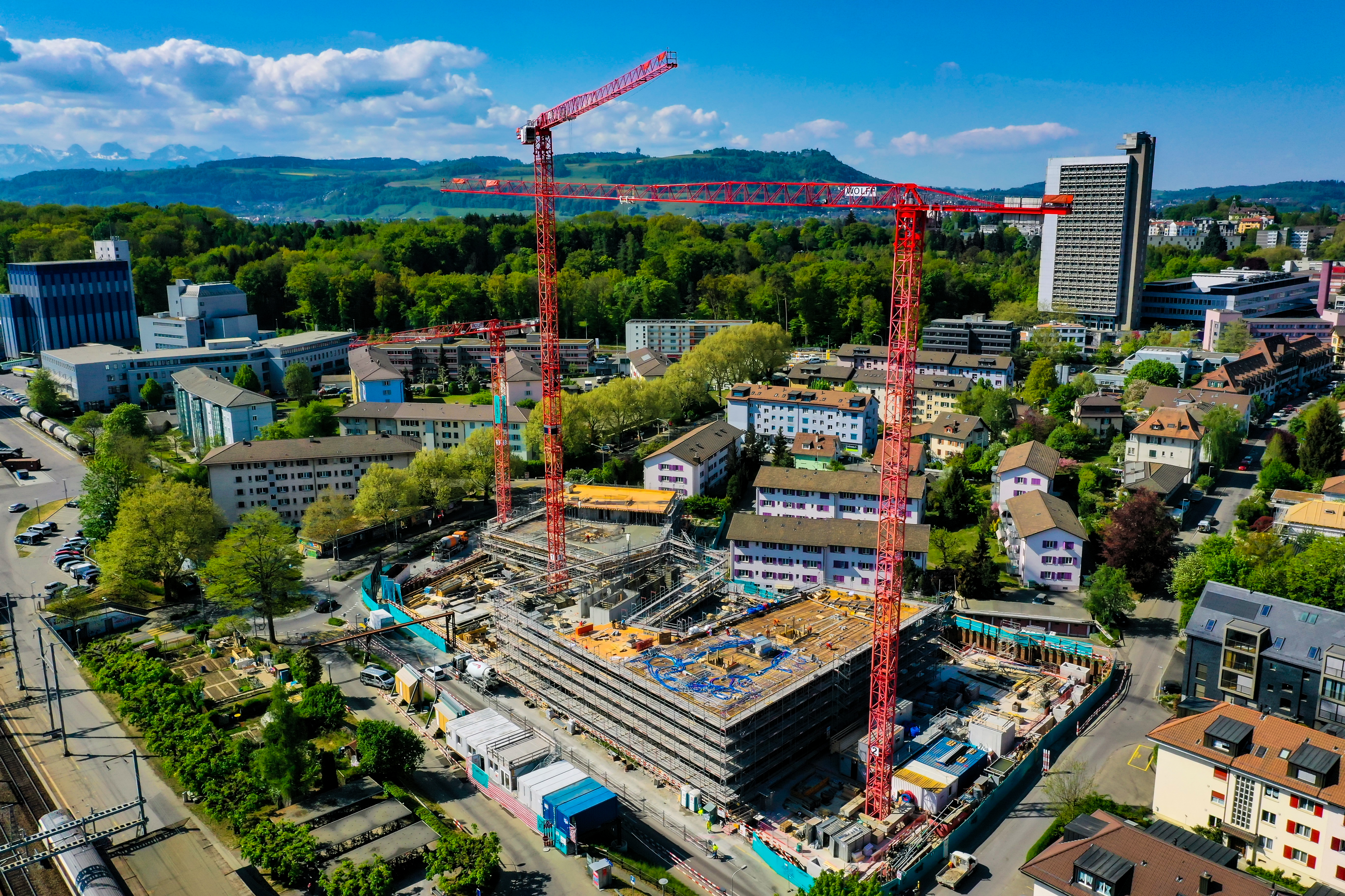 Numerous legal requirements had to be met due to the construction site’s location near the train tracks (below left) and the airport. <br> Image source: Rafael Ullrich; WOLFFKRAN press office