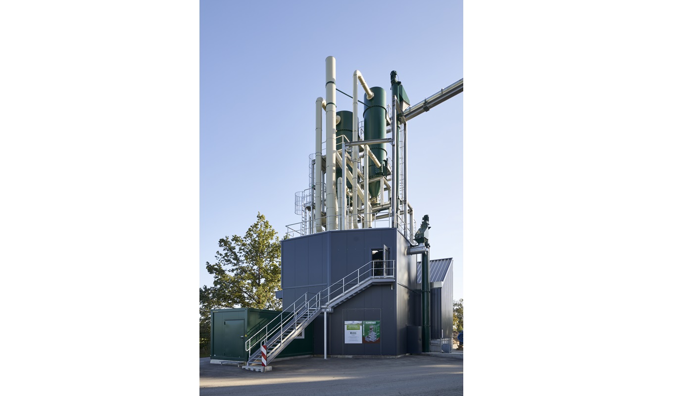 By switching to wood dust, the plant operator has ensured virtually carbon-neutral production for the asphalt while also cutting costs by 20%.