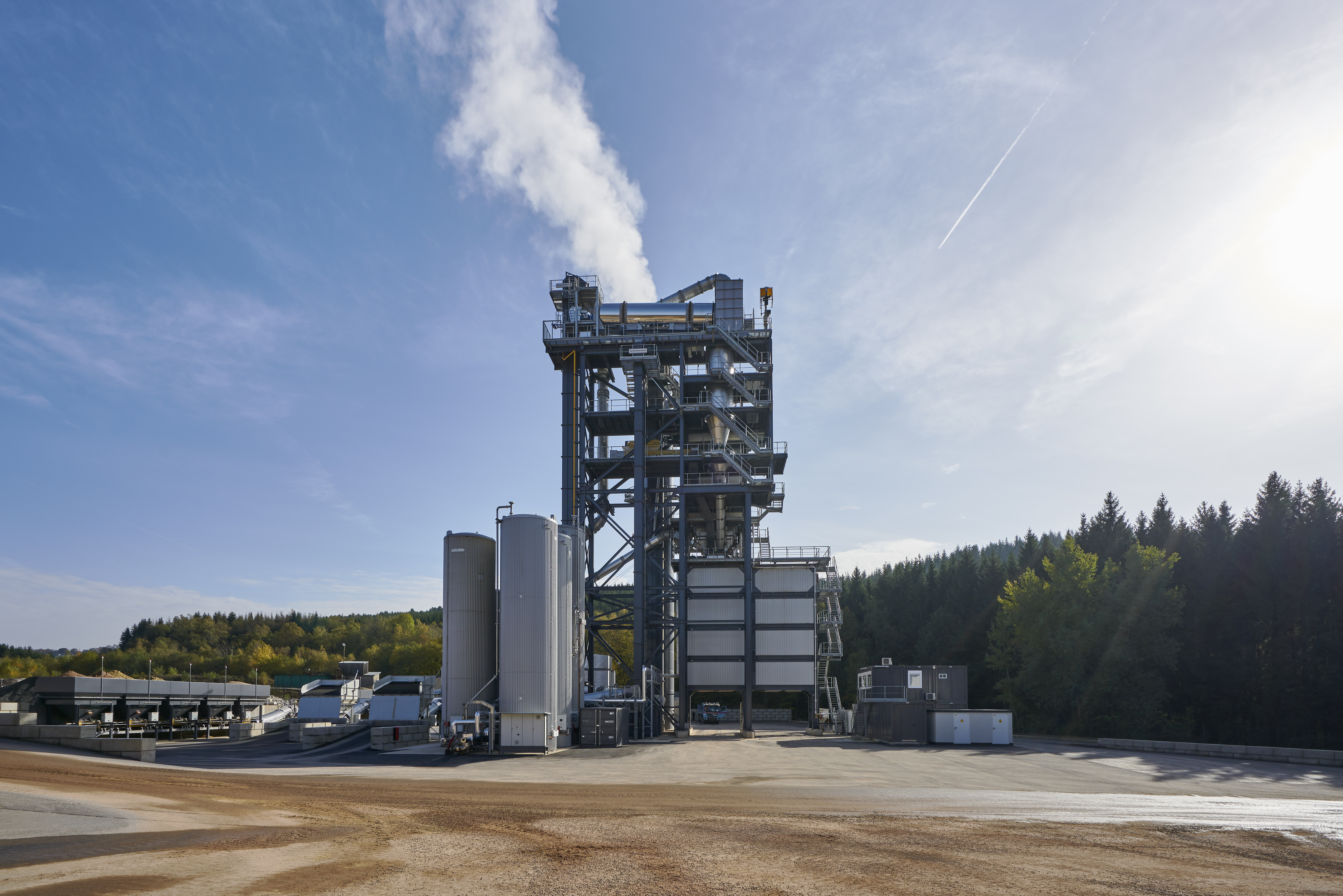 The TBA 4000 (Transportable Benninghoven Asphalt Mixing Plant) is universally applicable, with a high-throughput plant performance that can run up to 320 t/h.