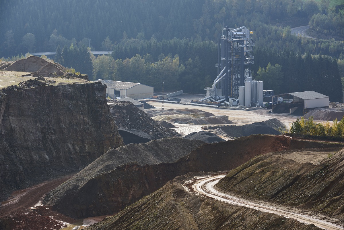 Plant operator Boreta S. A., a subsidiary of Bodarwé, will use the TBA 4000 at Baugnez near Malmedy to make asphaltic mixtures from a wide range of recipes, directly from the quarry. <br> Image source: WIRTGEN GROUP