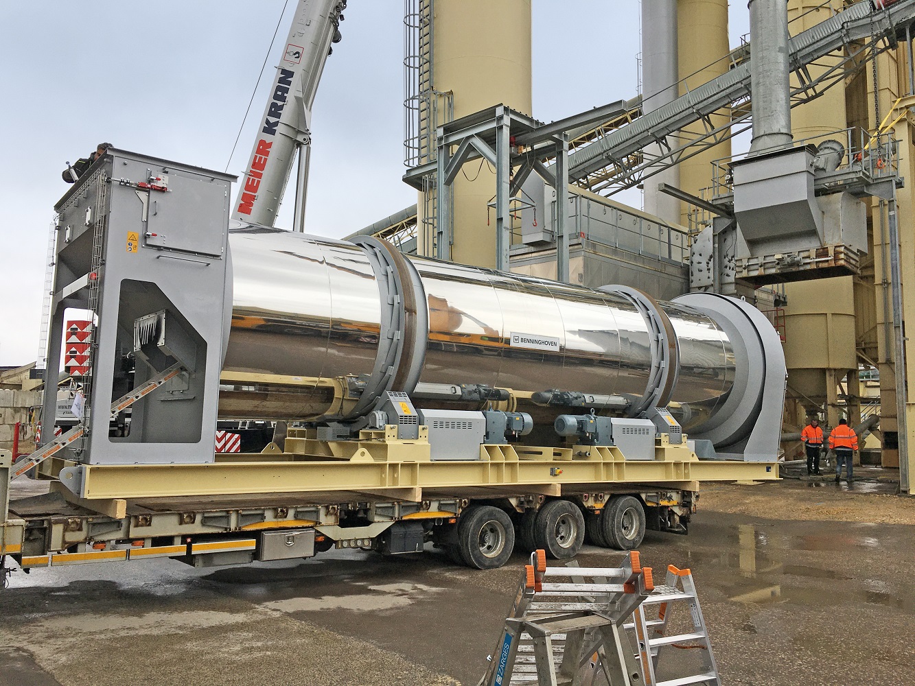 Teamwork: low-loaders transport the new dryer drum to its final position. The Guggenberger crew and the Benninghoven fitters complement one another perfectly in this process.