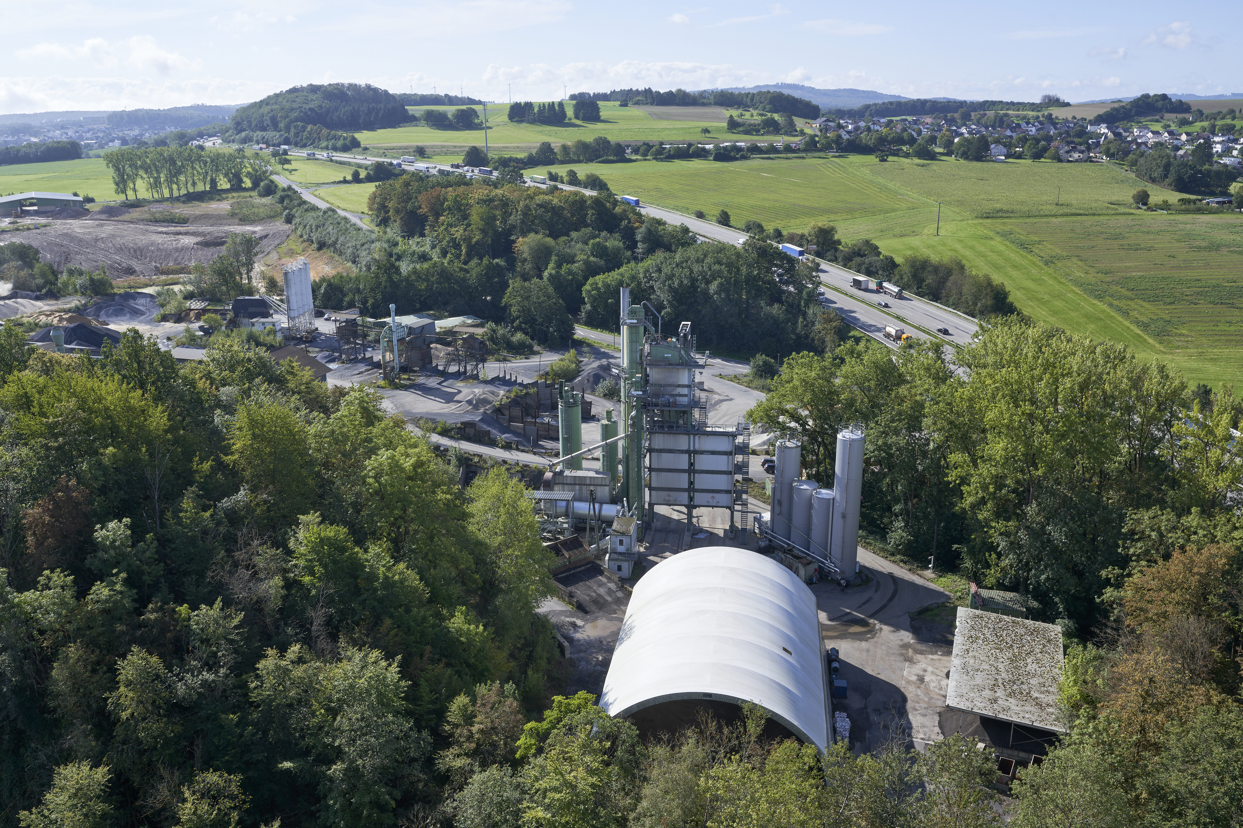 The REVOC system from Benninghoven was installed in the existing asphalt mixing plant in Nentershausen. The Retrofit solution enables the reduction of Ctot emissions by more than 50%.