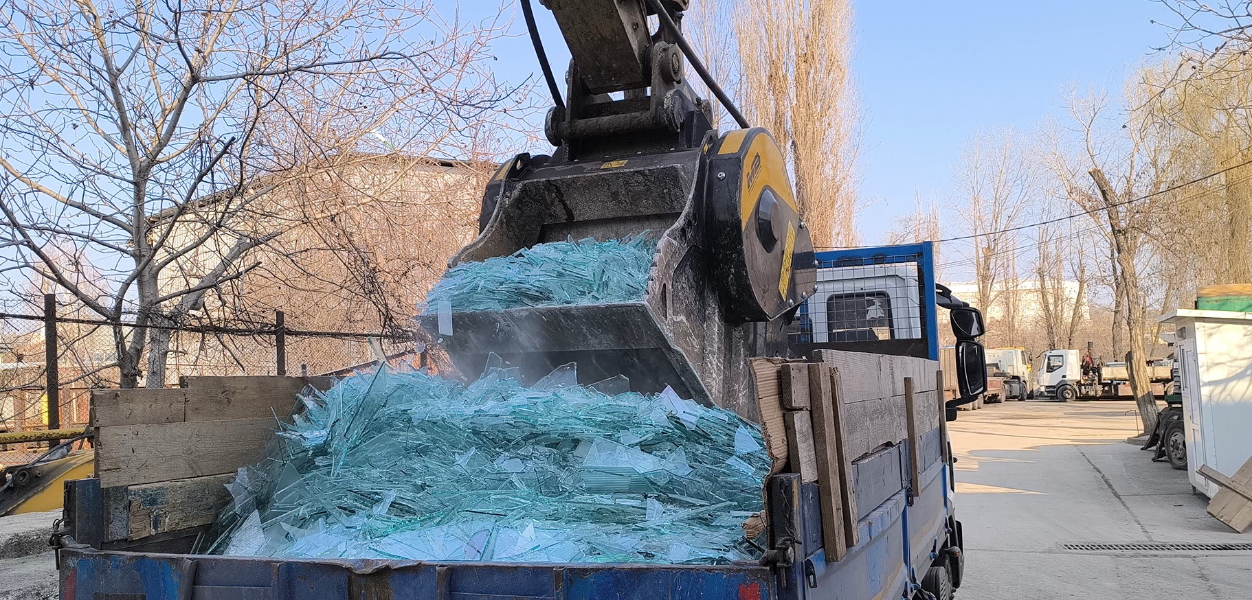 Crushing Thin Glass with BF80.3 on CAT 320 GC