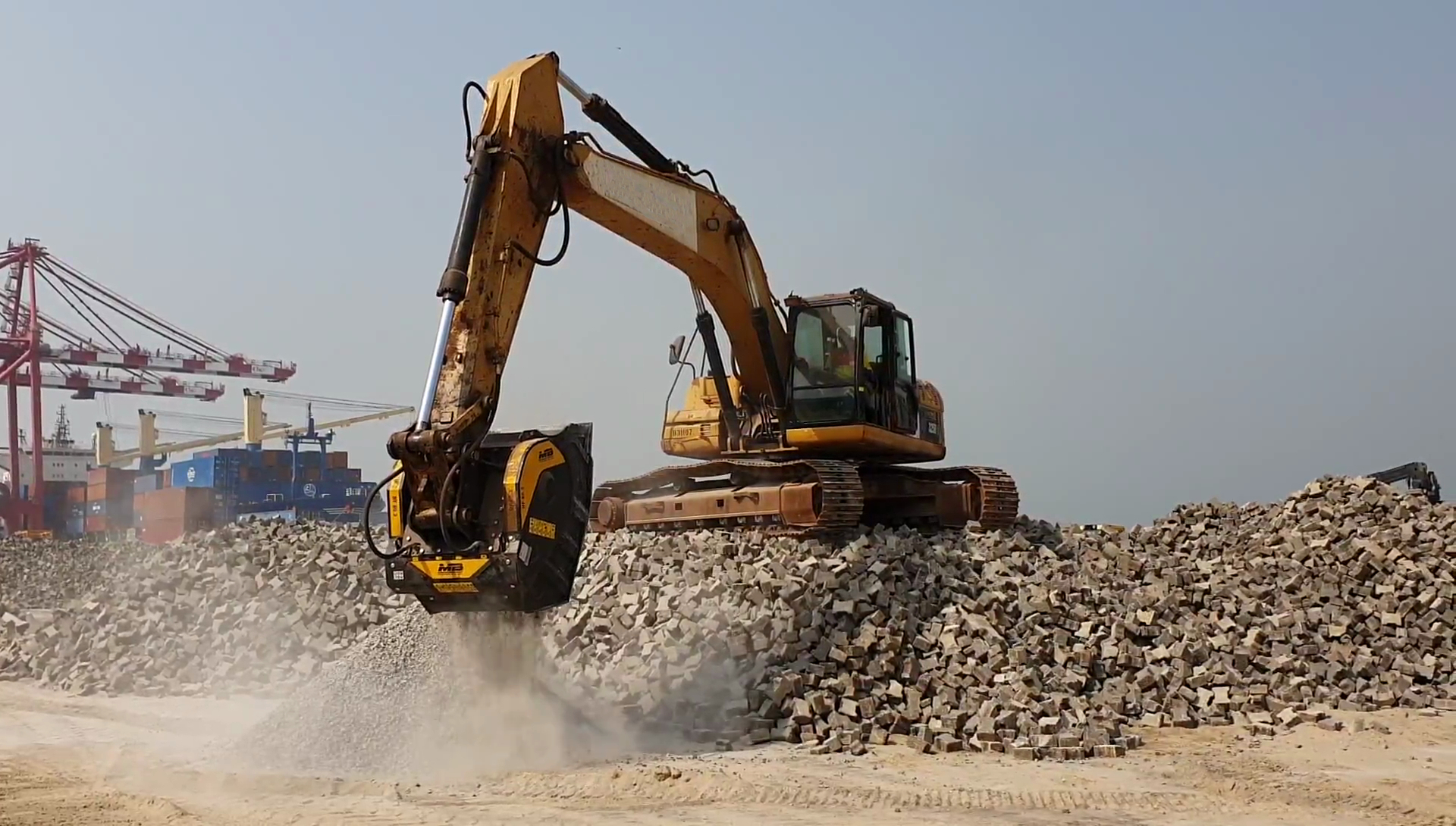 BF80.3 & Caterpillar 325DL - Guinea - Recycling - Rocks