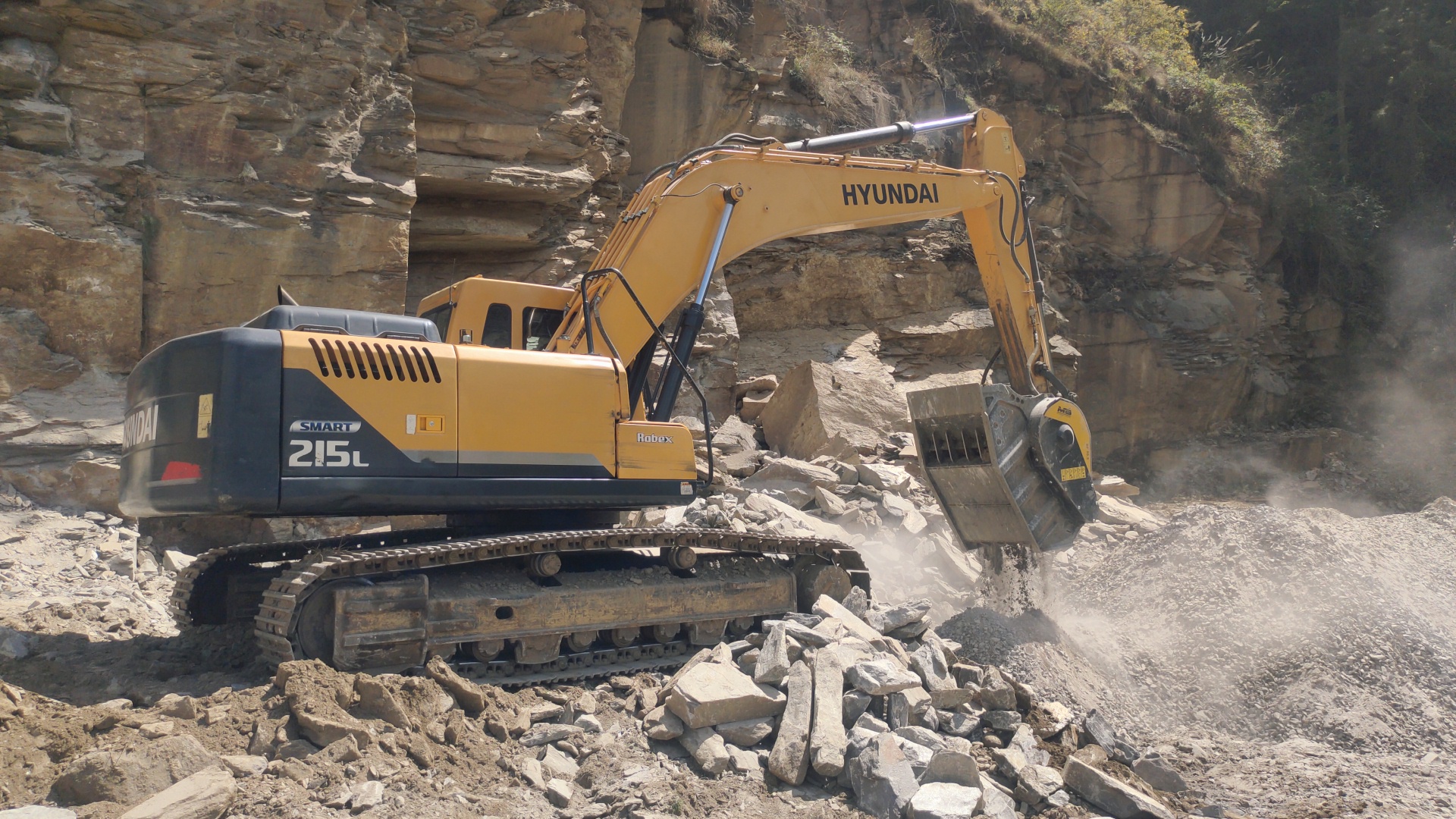 BF90.3 - Hyundai R215 - India - Road works - Hill Rock Stone