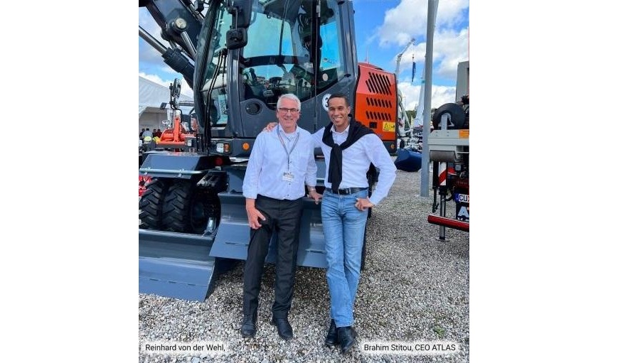 Brahim Stitou and Reinhard von der Wehl at NordBau in front of an ATLAS 135Wsr