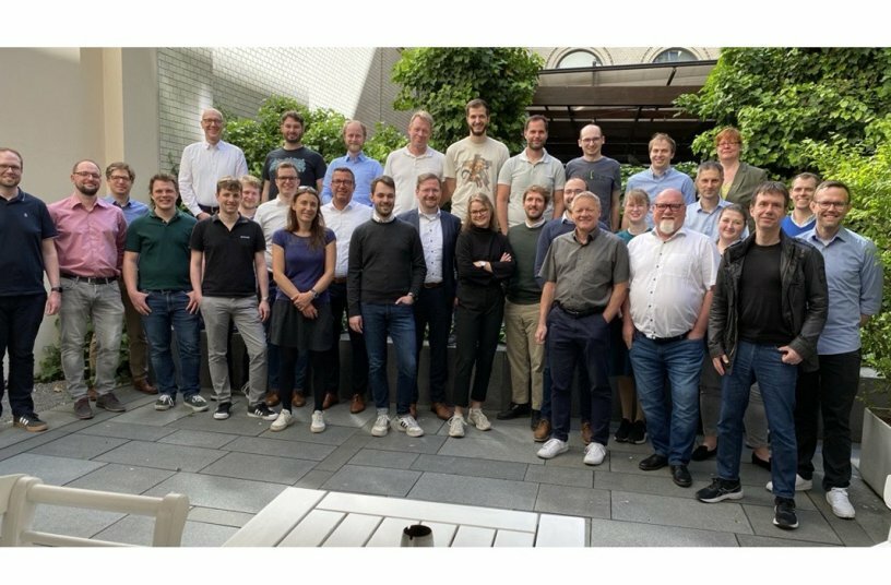 The people behind VDA 5050 - the joint working group of VDMA and VDA has launched the new version 2.1.0 under the technical leadership of the Institute of Materials Handling and Logistics Systems (IFL) at the Karlsruhe Institute of Technology.