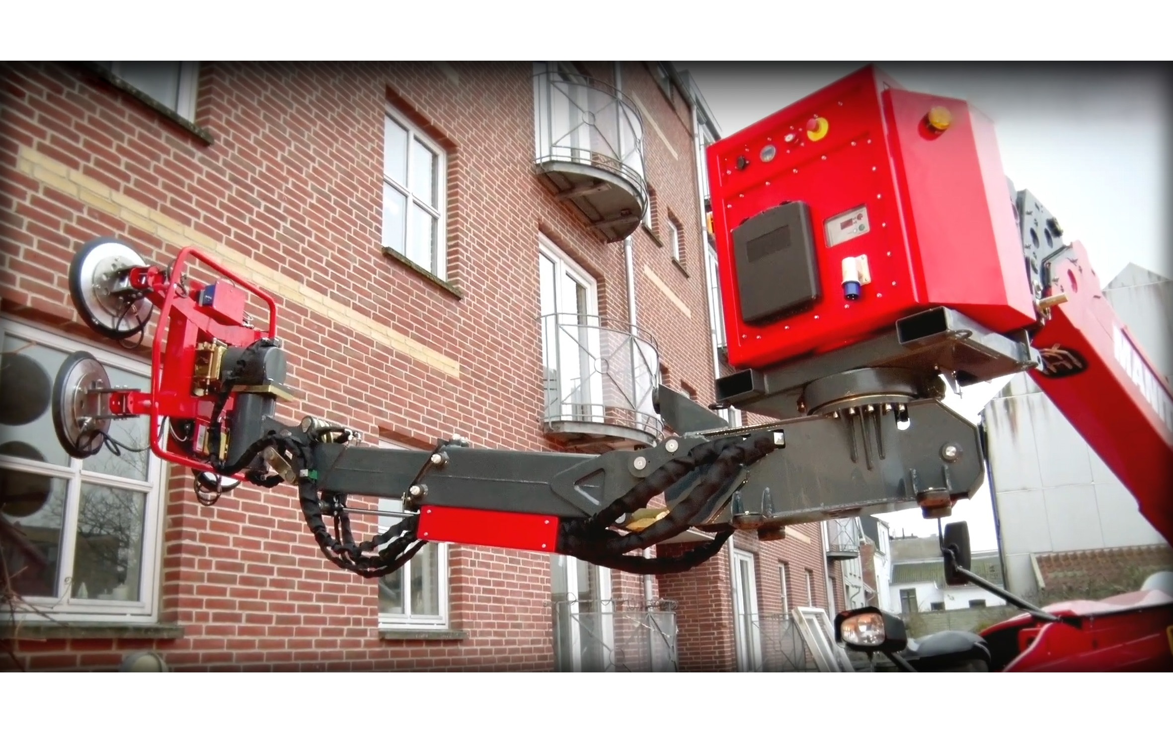 The telescopic arm can be extended by 400 mm to position the window pane.