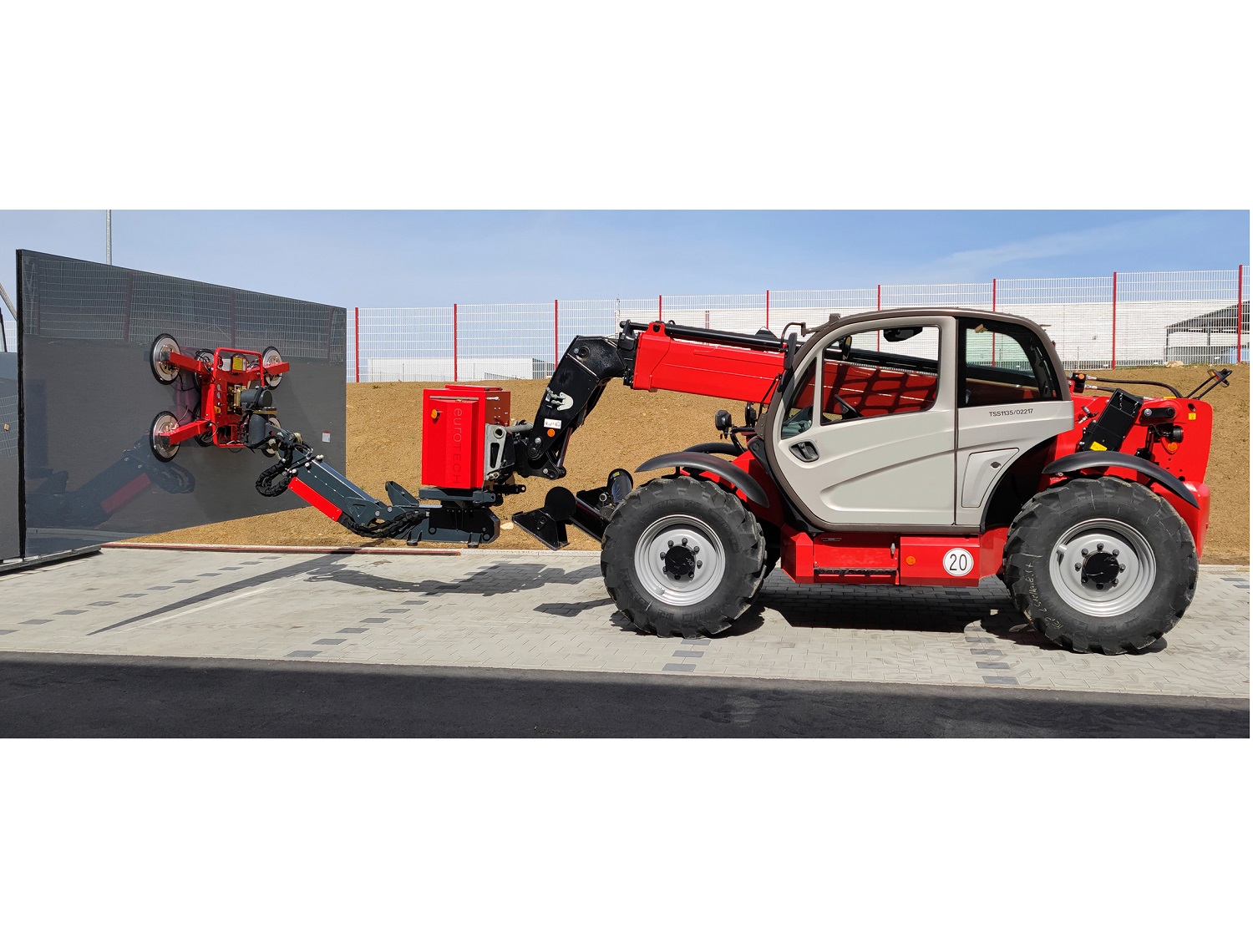 The eT-Litocran700 can also be rented as an add-on device for a crane or telescopic handler to move and install large glass panes and panels down to the last millimetre.