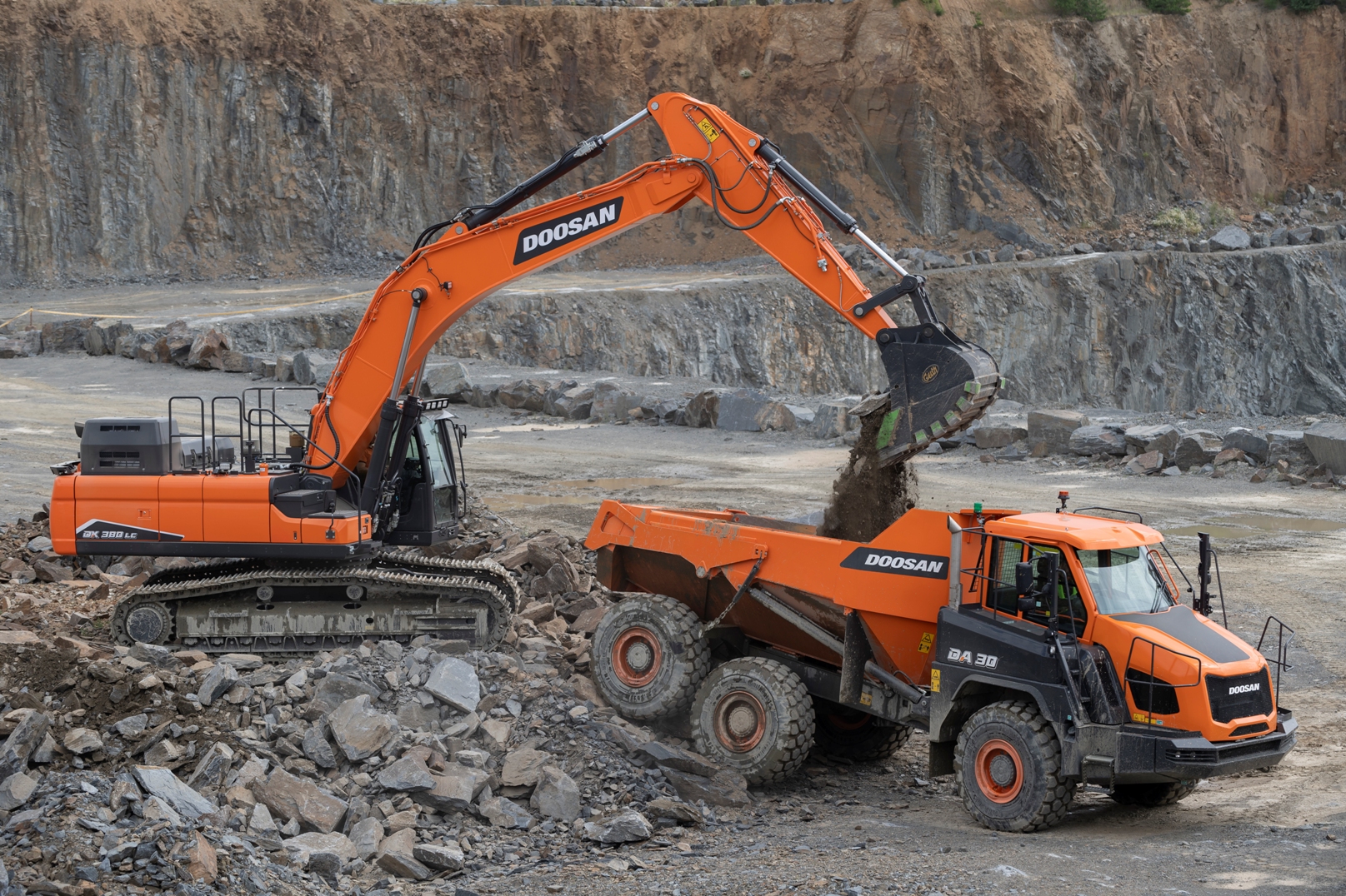 DX380LC-7+DA30-7 <br> Image source: Doosan Infracore Europe