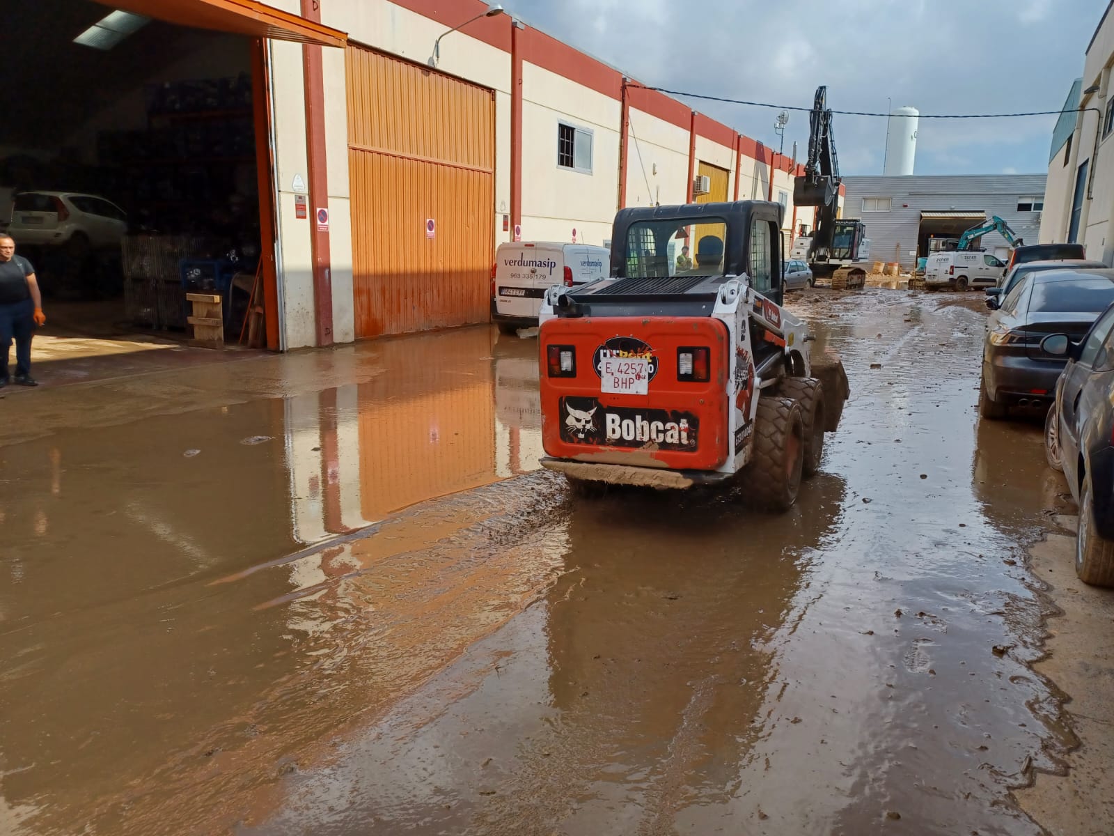 Bobcat Dealers Show Solidarity with Valencia