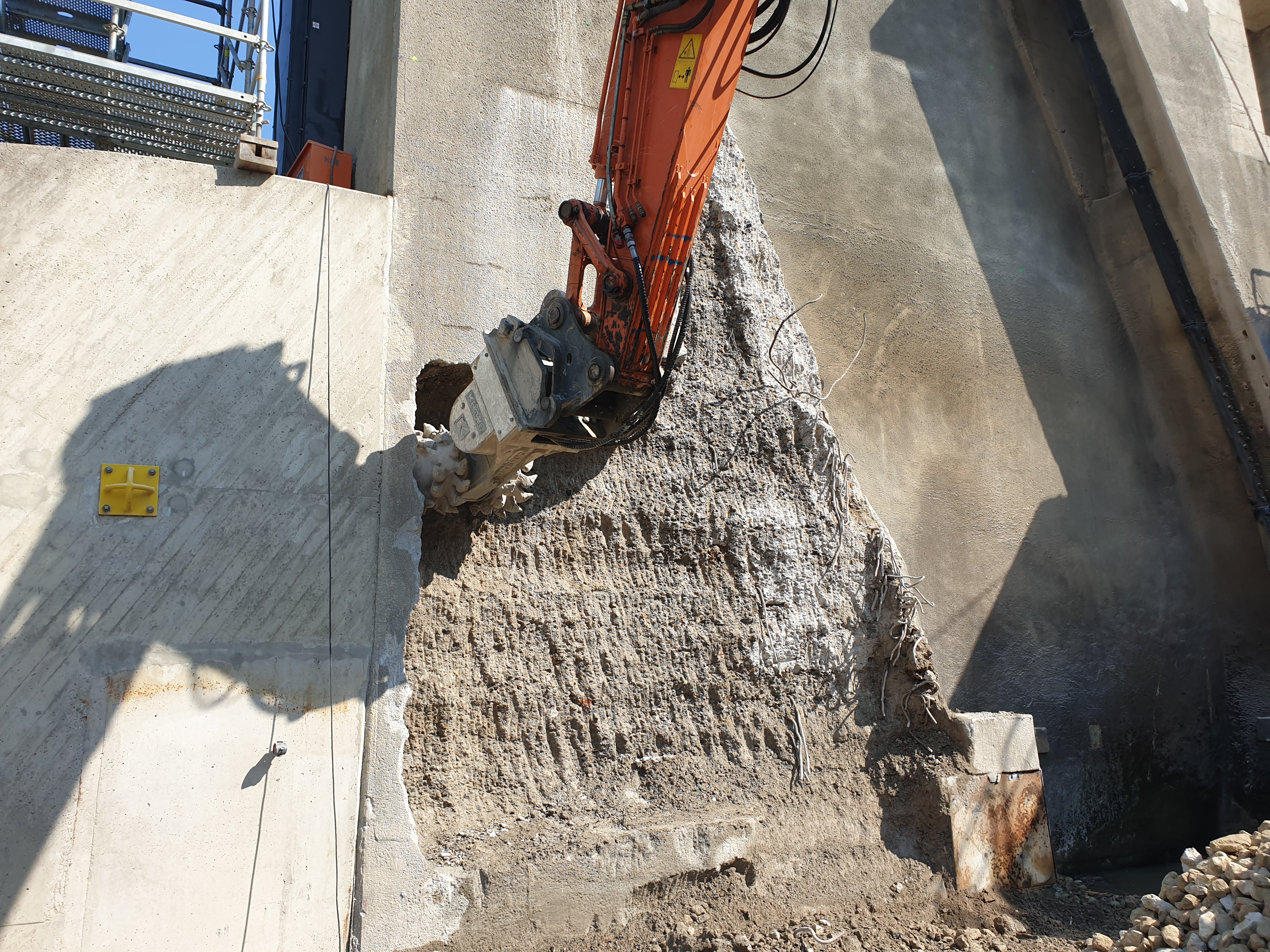 Removing concrete from the central pier. The upper section remained untouched while a 1.6 m deep layer was removed from the lower section.