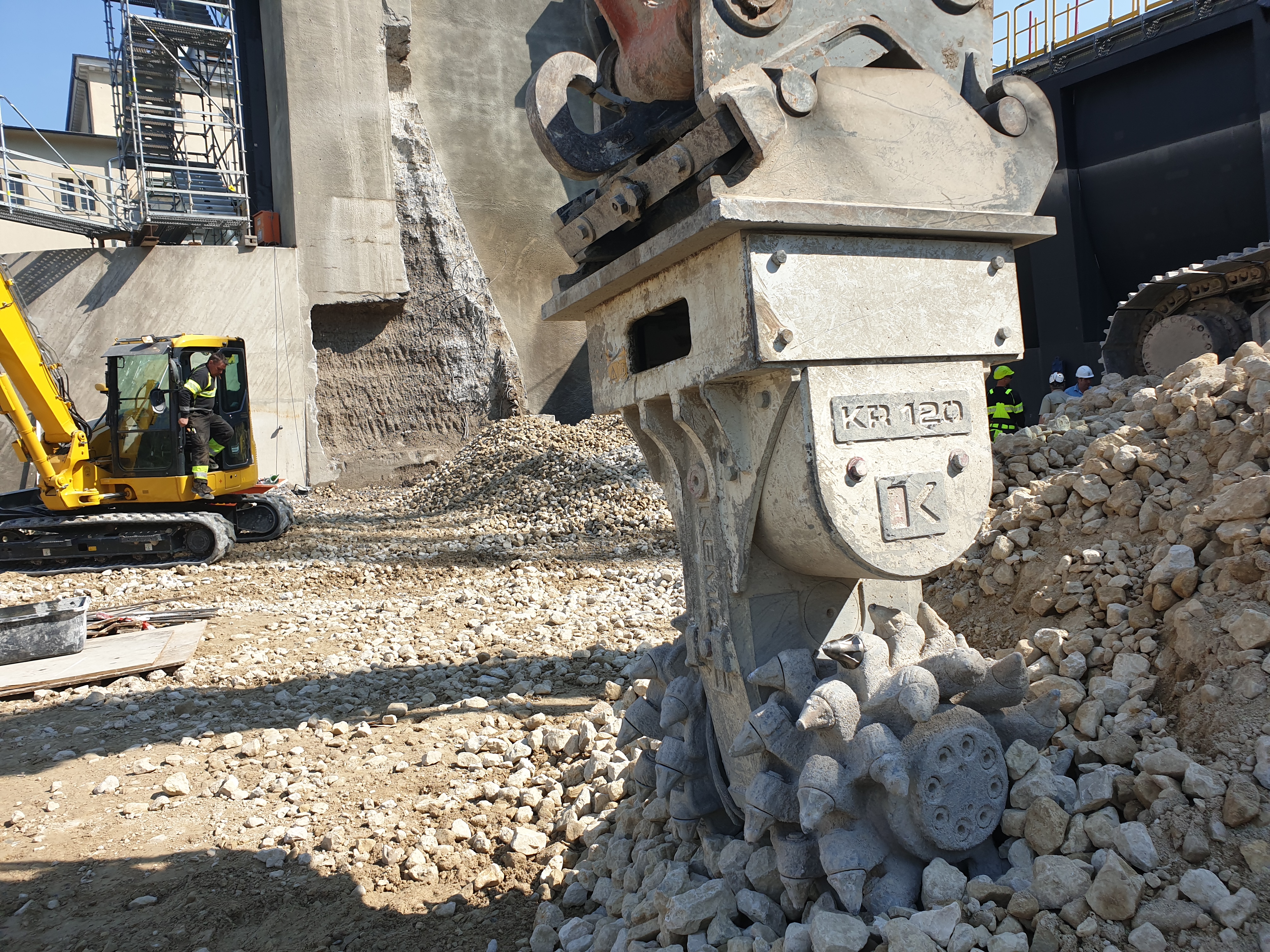 The KEMROC KR 120 in close-up. While working in unreinforced concrete, wear on the picks was minimal. Photo: KEMROC