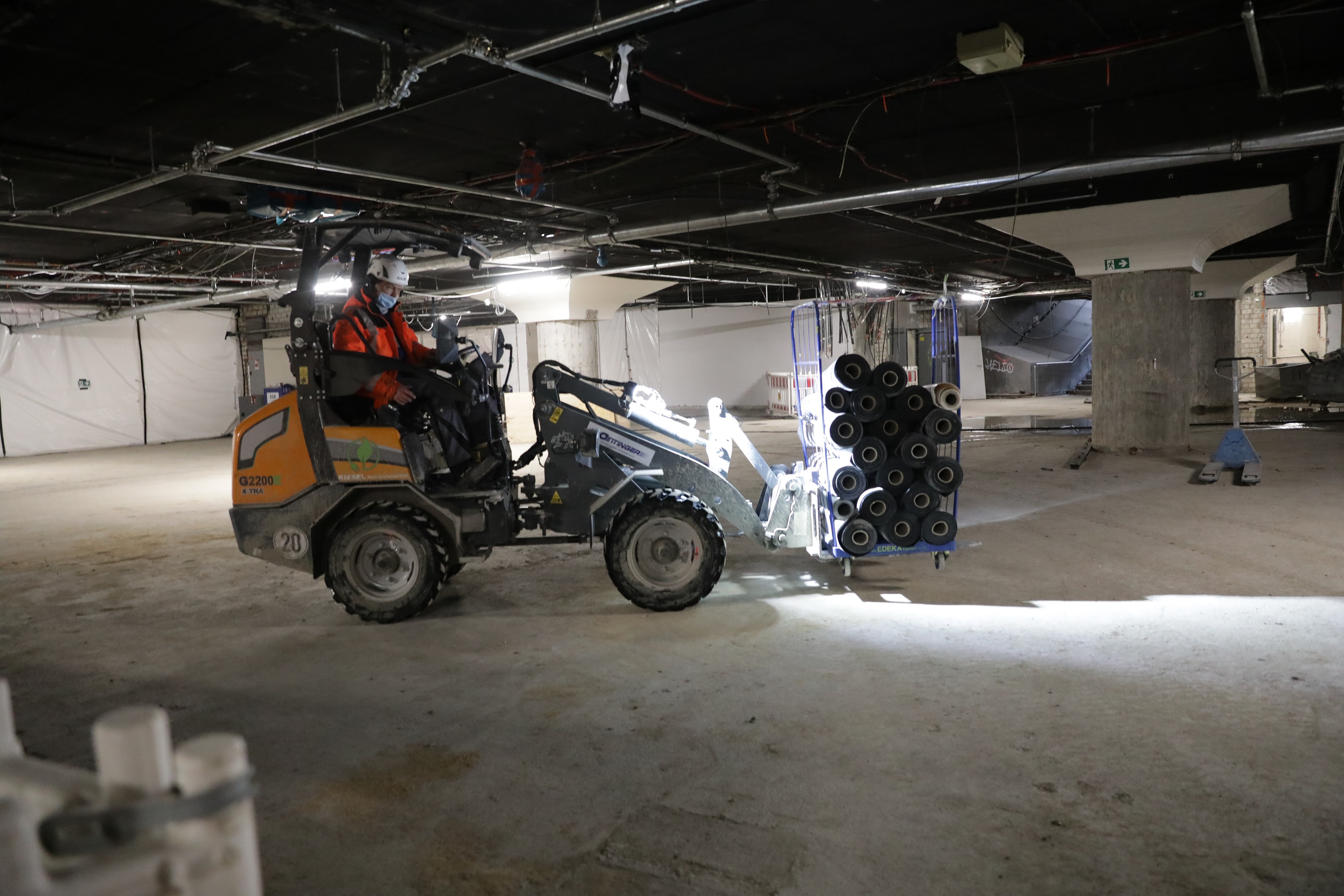 Because of its compact measures the G2200E X-TRA is the ideal machine to work underground. <br> Image source: TOBROCO-GIANT