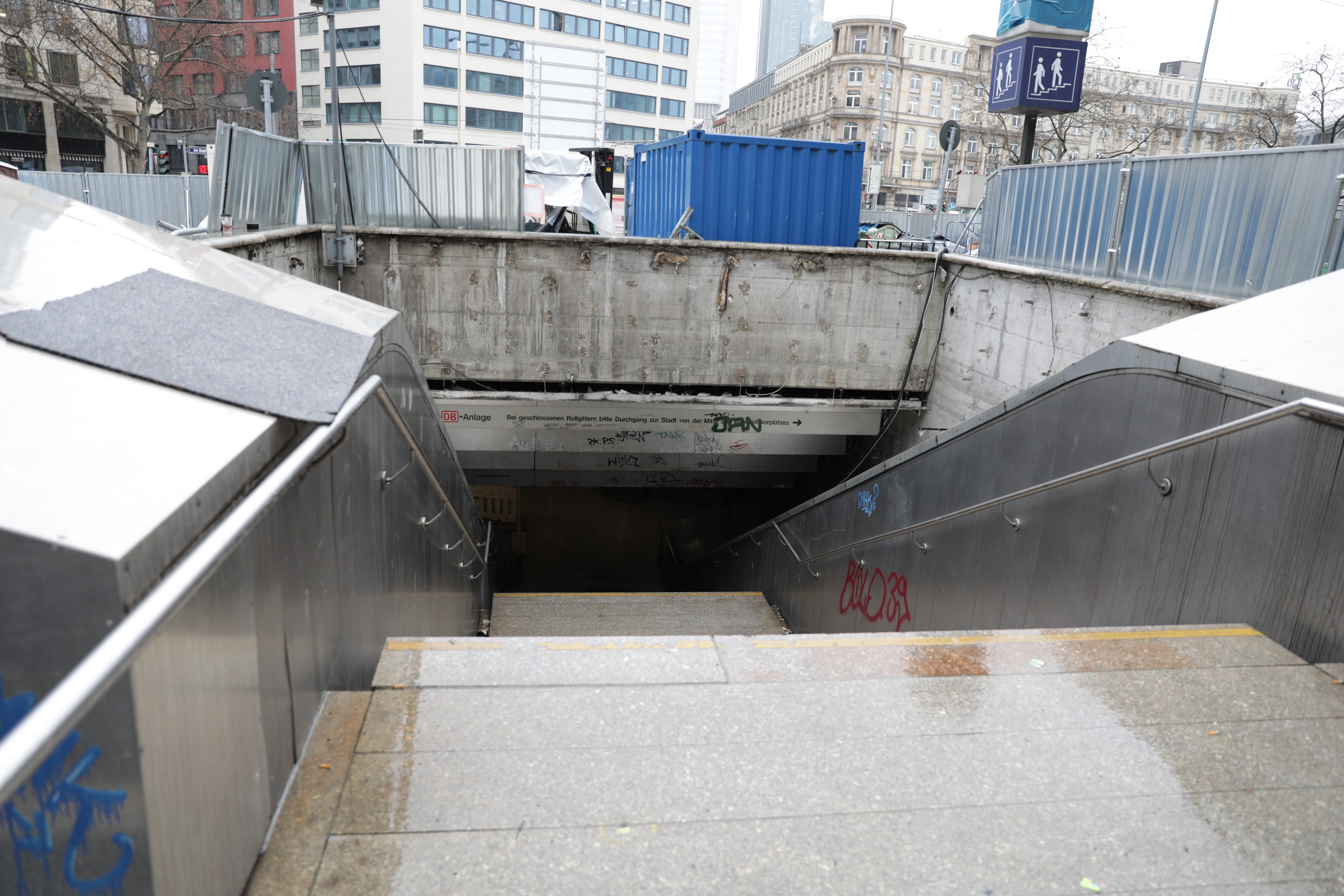 Visibly quite old and ragged: The entries leading to the intermediate level of Frankfurt main station. 375 million Euro will be used until 2024 for rebuilding and renovation. <br> Image source: TOBROCO-GIANT