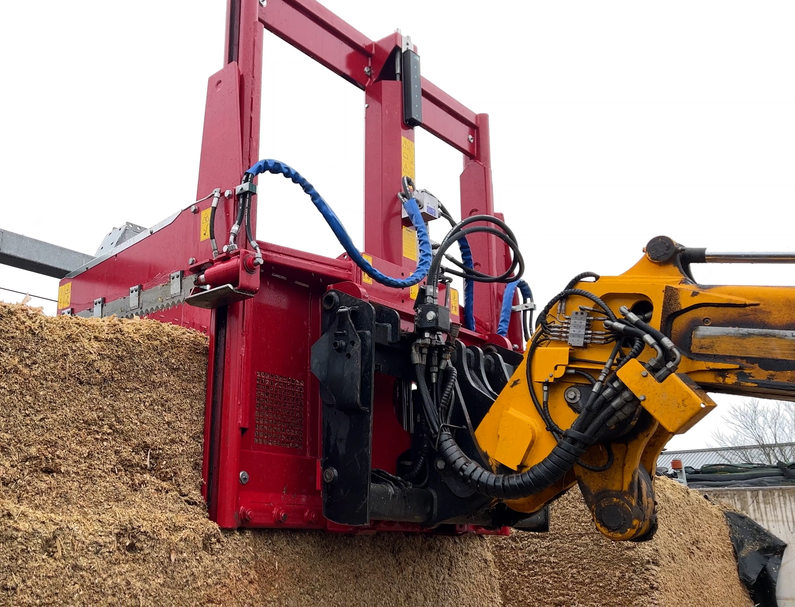 Especially in the case of high silage blocks, the V-CONNECT Cut Control helps to ensure a straight cut despite poor visibility; in this example, the silage block cutter is attached to a telescopic handler.