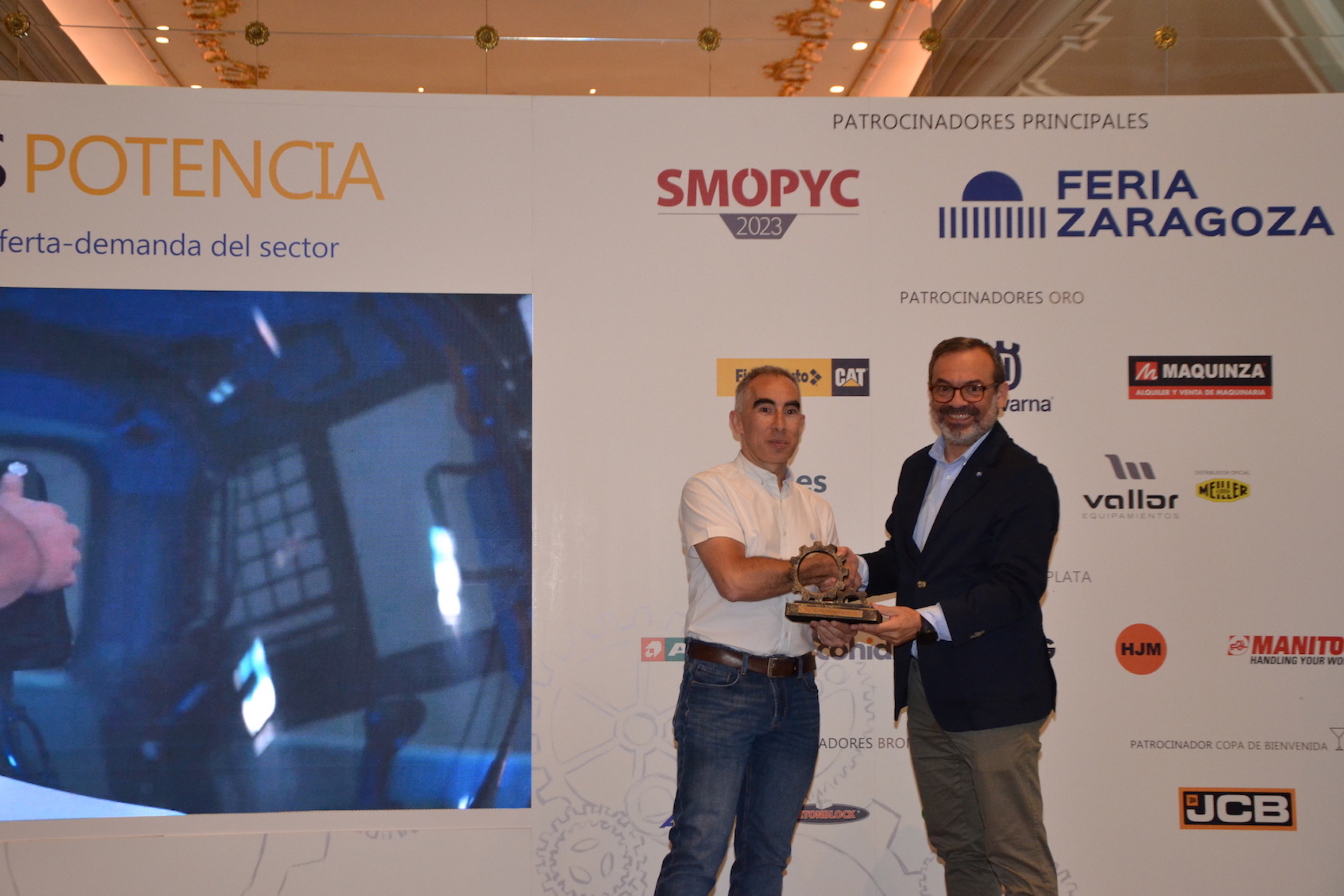 Carlos Campos (left) receiving the T7X Potencia award on behalf of of Doosan Bobcat