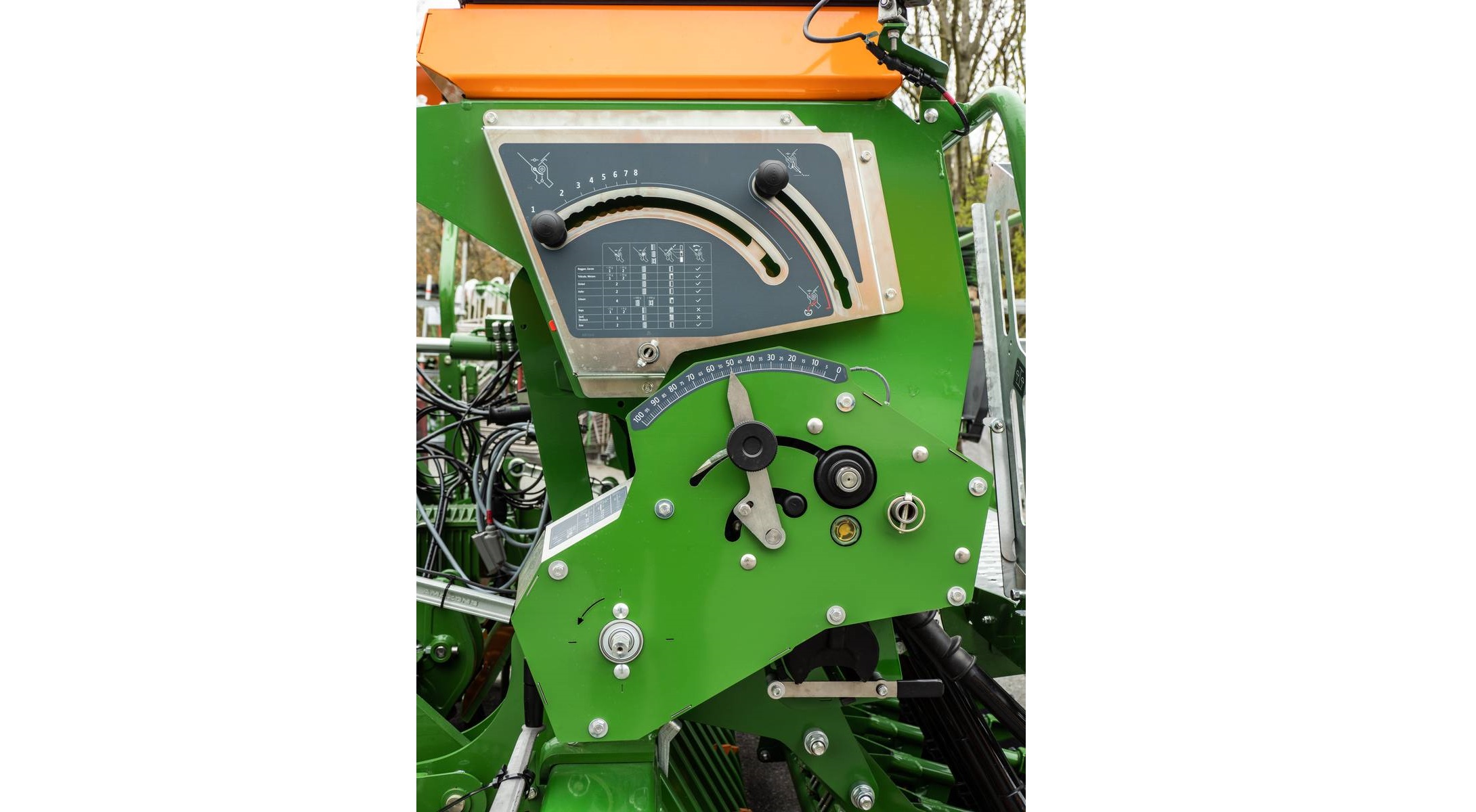 The centralised SmartCenter for the calibration is located on the left-hand side of the machine. 