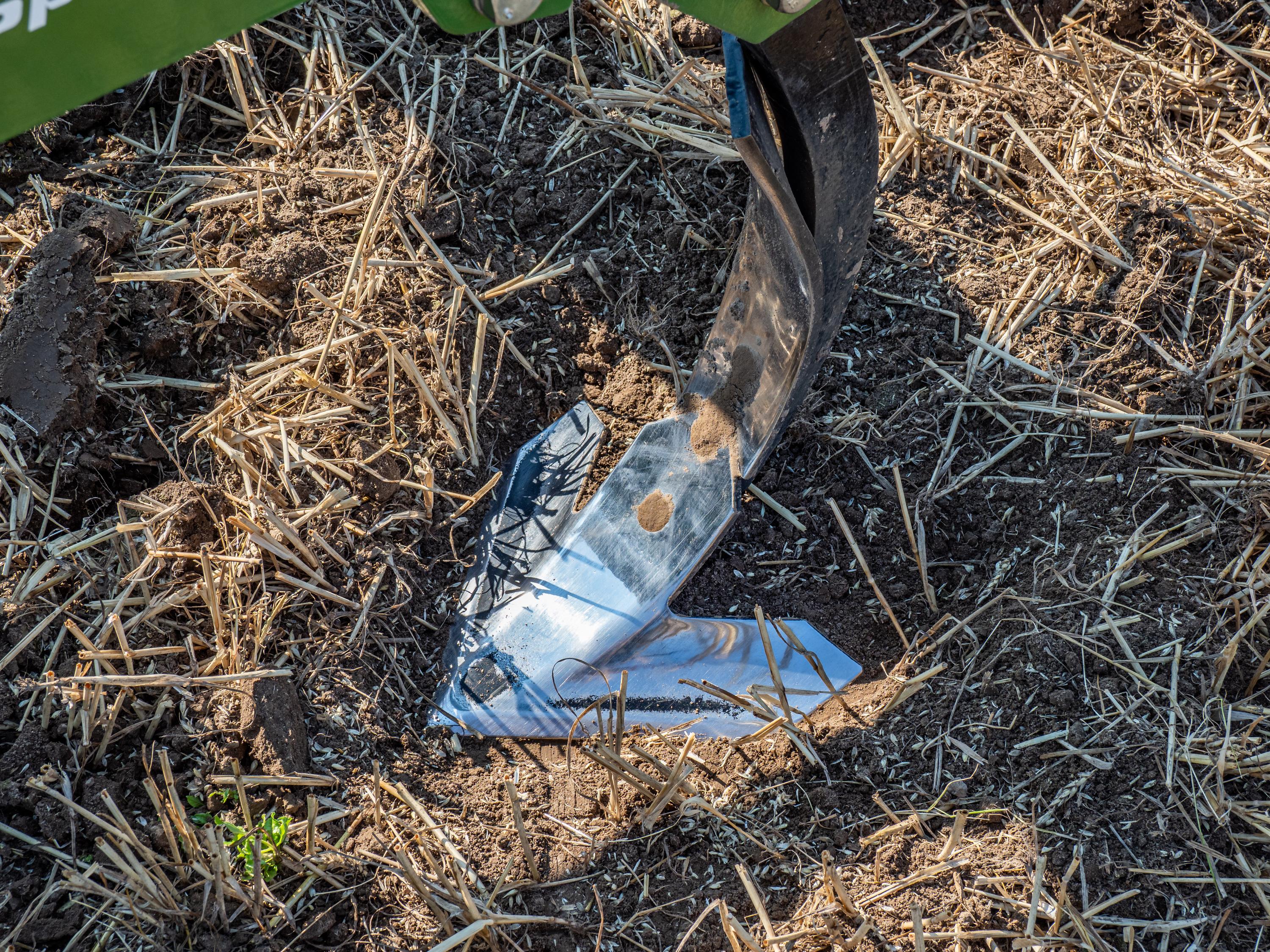 The extensive AMAZONE C-Mix share range now includes a 320-mm-wide duckfoot share for shallow, full-surface soil tillage.