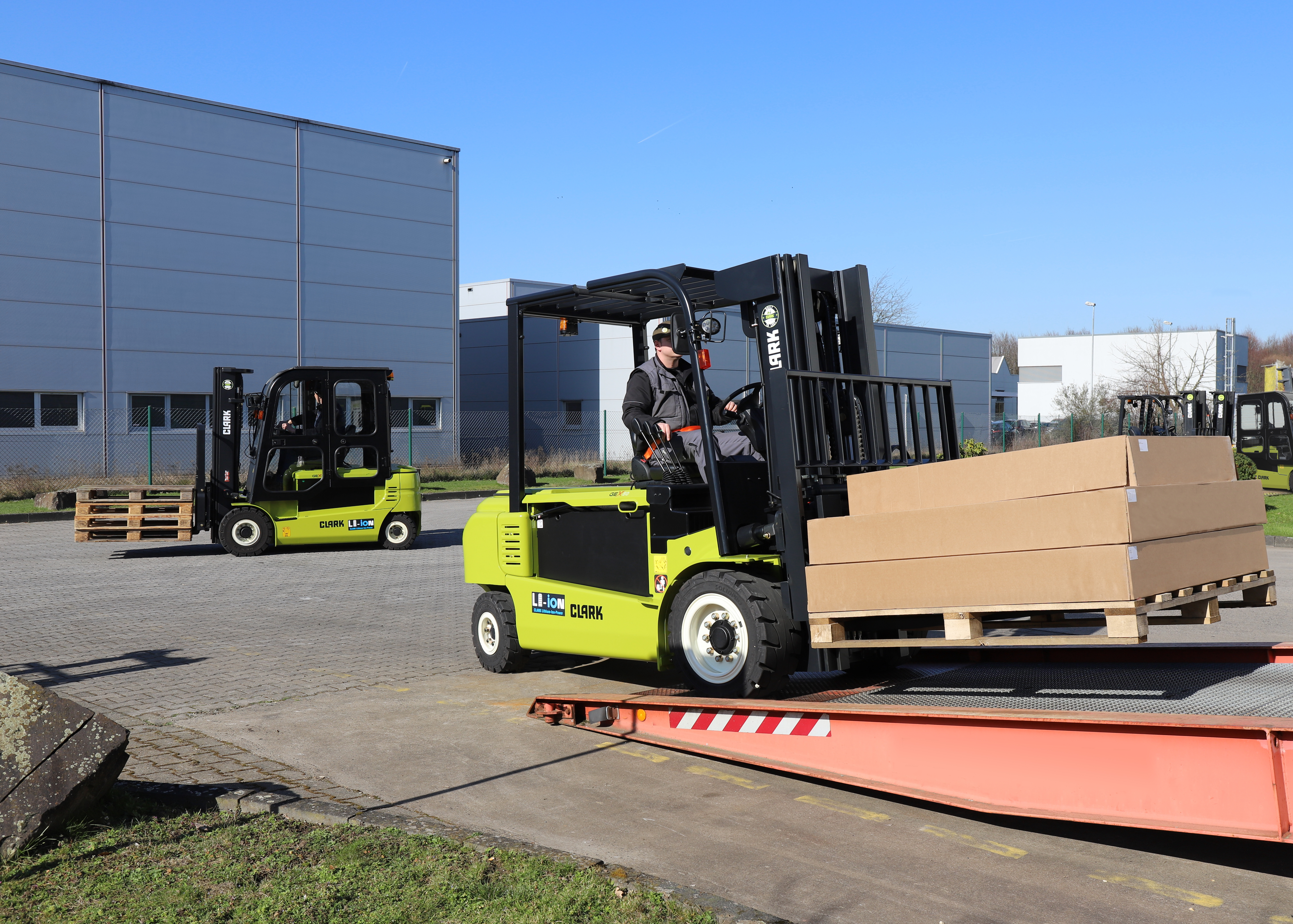 Clark offers operators a powerful and environmentally friendly alternative to IC engine-powered forklifts in both the 48 V and 80 V electric segments with load capacities from 1.6 to 5 t