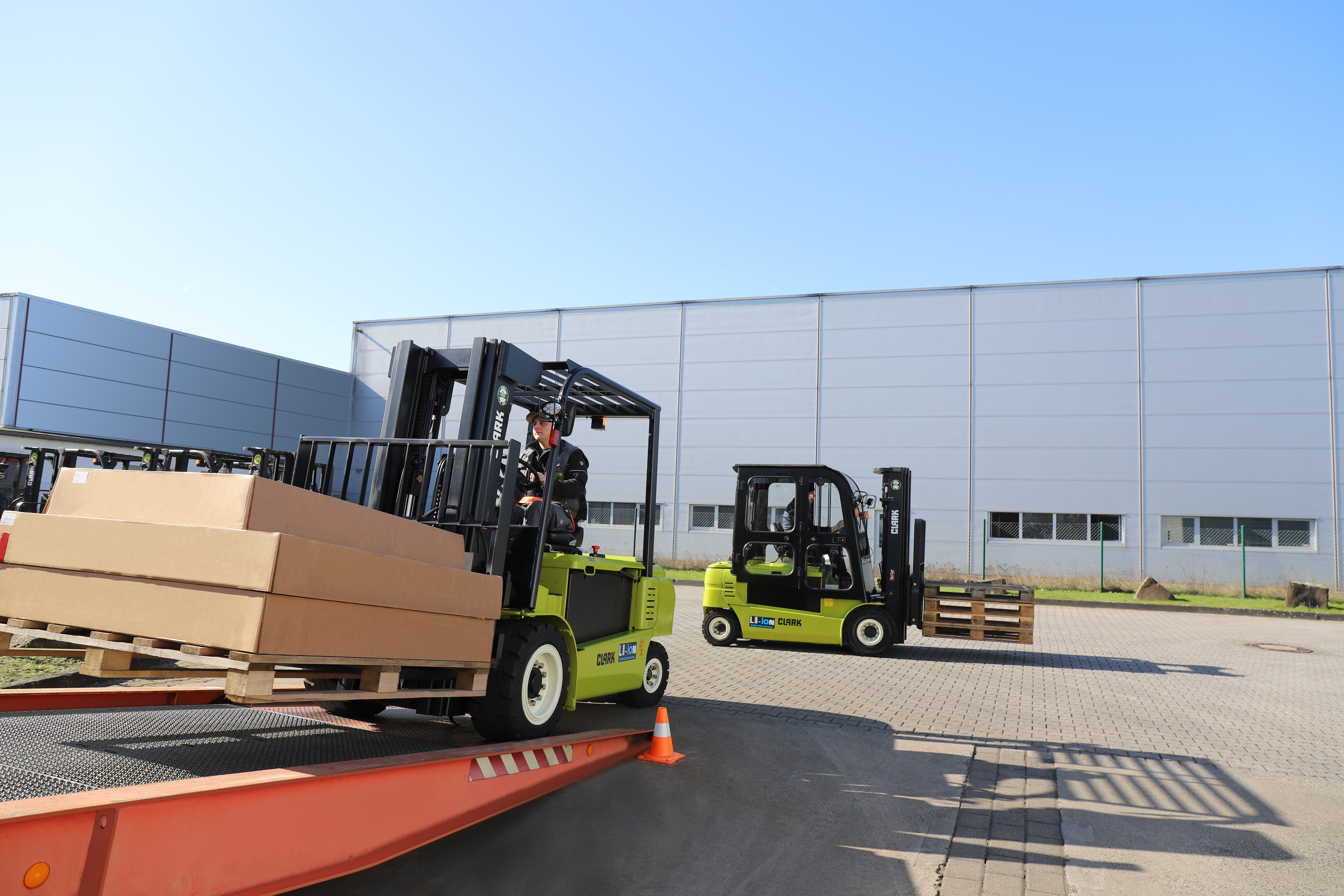 Two travel motors in the parallel front drive, each with 7.8 kW power on the GEX20-30L and 11.3 kW on the GEX 40-50, together with the 80 V three-phase current technology, guarantee rapid acceleration and high thrust.