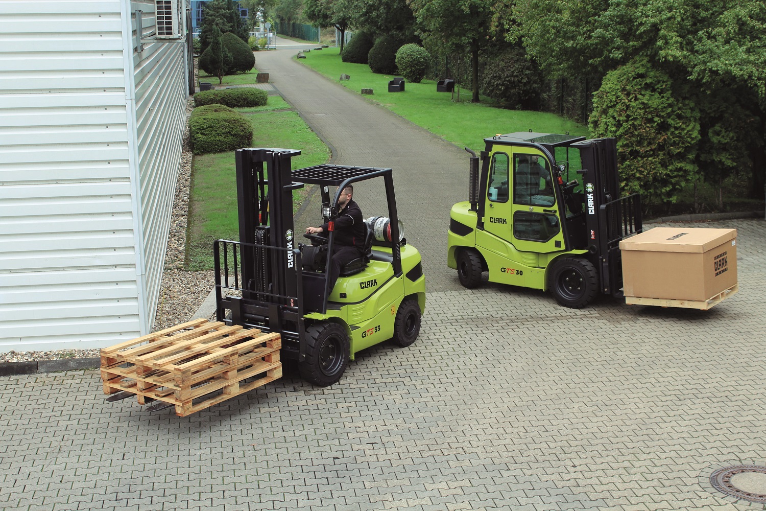 The GTS series consists of diesel and LPG forklifts with load capacities from 2 to 3.3 t