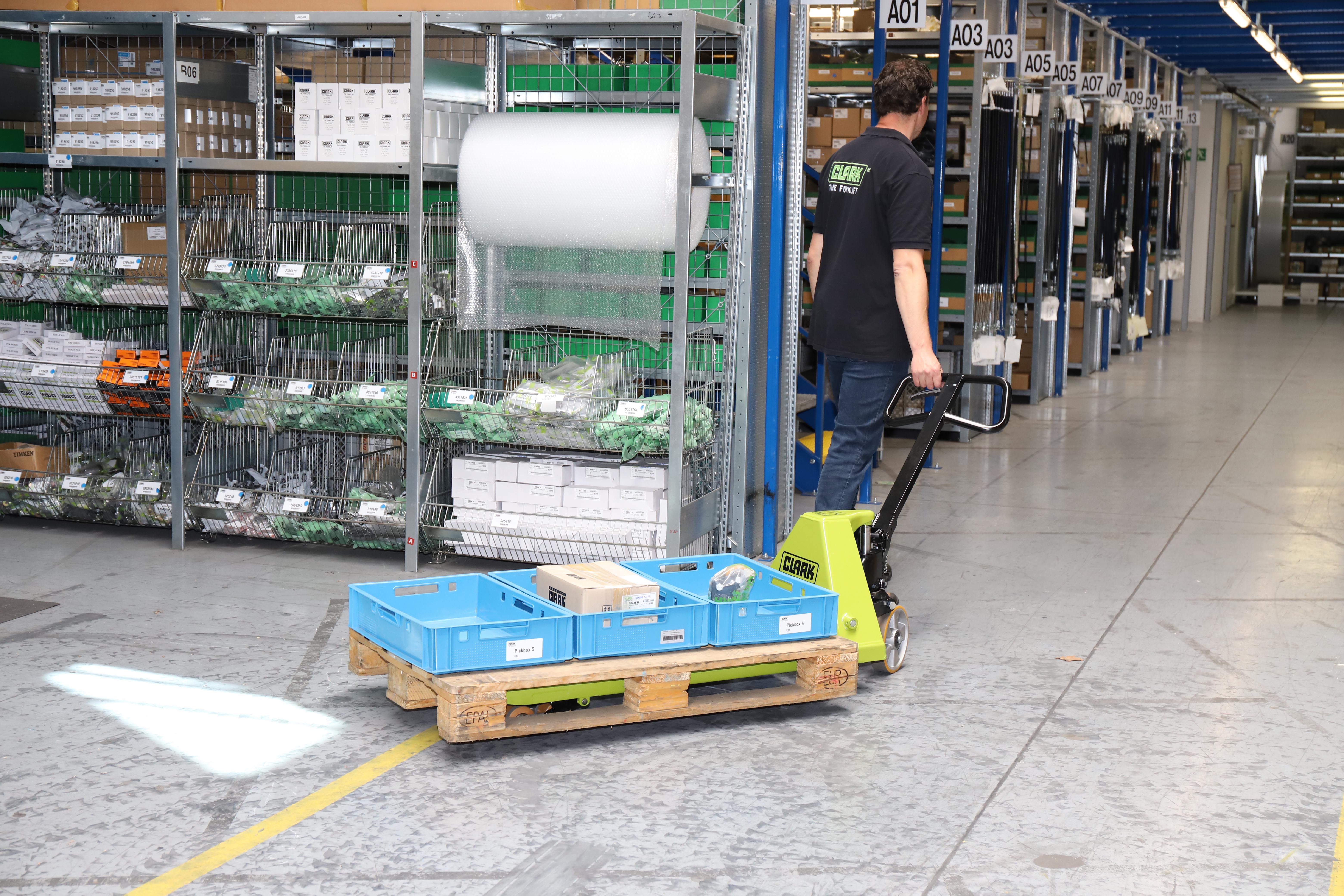 Both the HPT Eco and the HPT Premium hand pallet trucks are designed for loads up to 2500 kg. Both trucks are characterised by a robust design and easy operation. <br> Image source: CLARK Europe GmbH