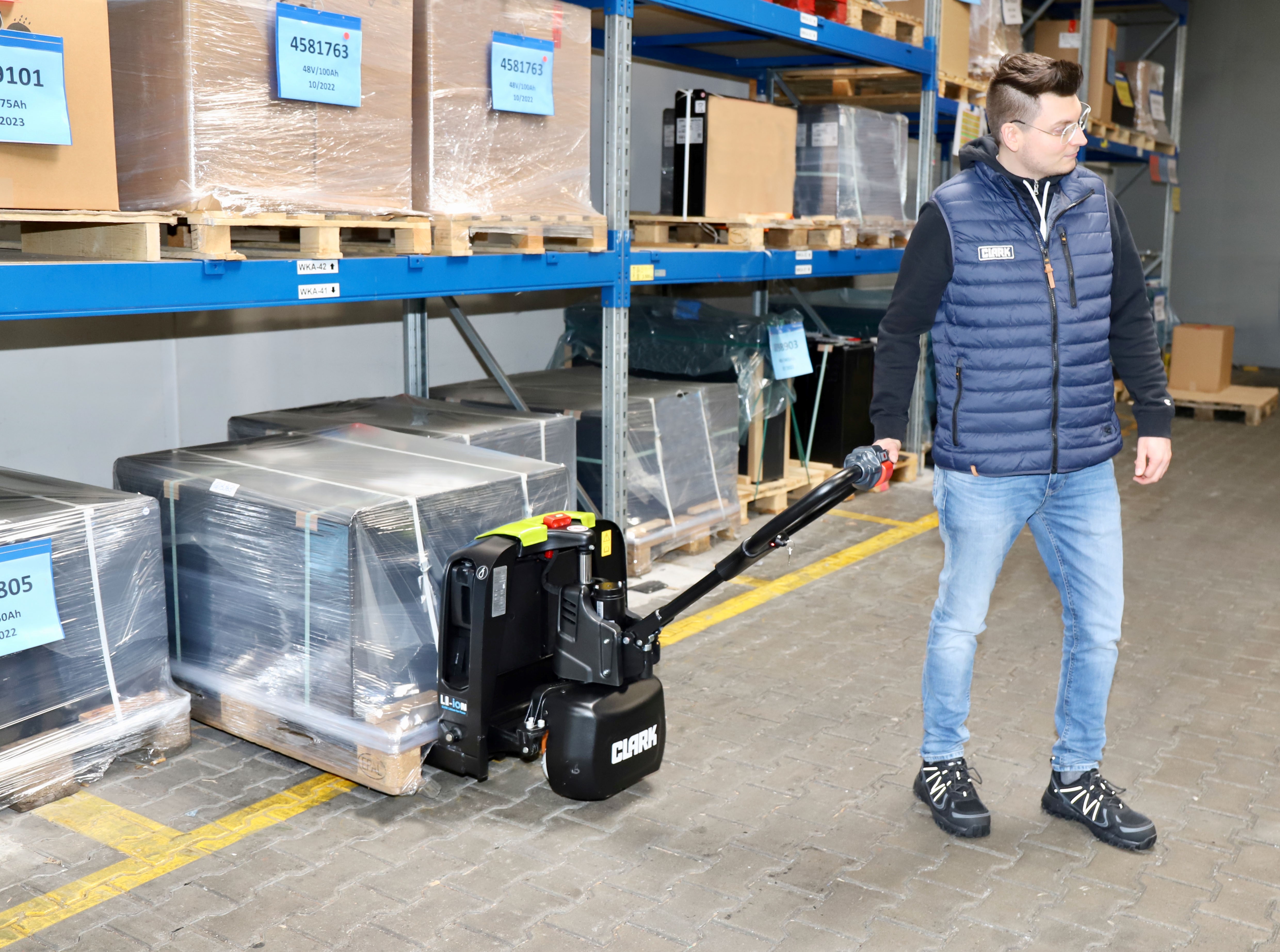 The low-lift truck is extremely compact and maoeuvrable with a length to the front of the forks (L2 dimension) of only 400 mm and an aisle width of only 1810 mm